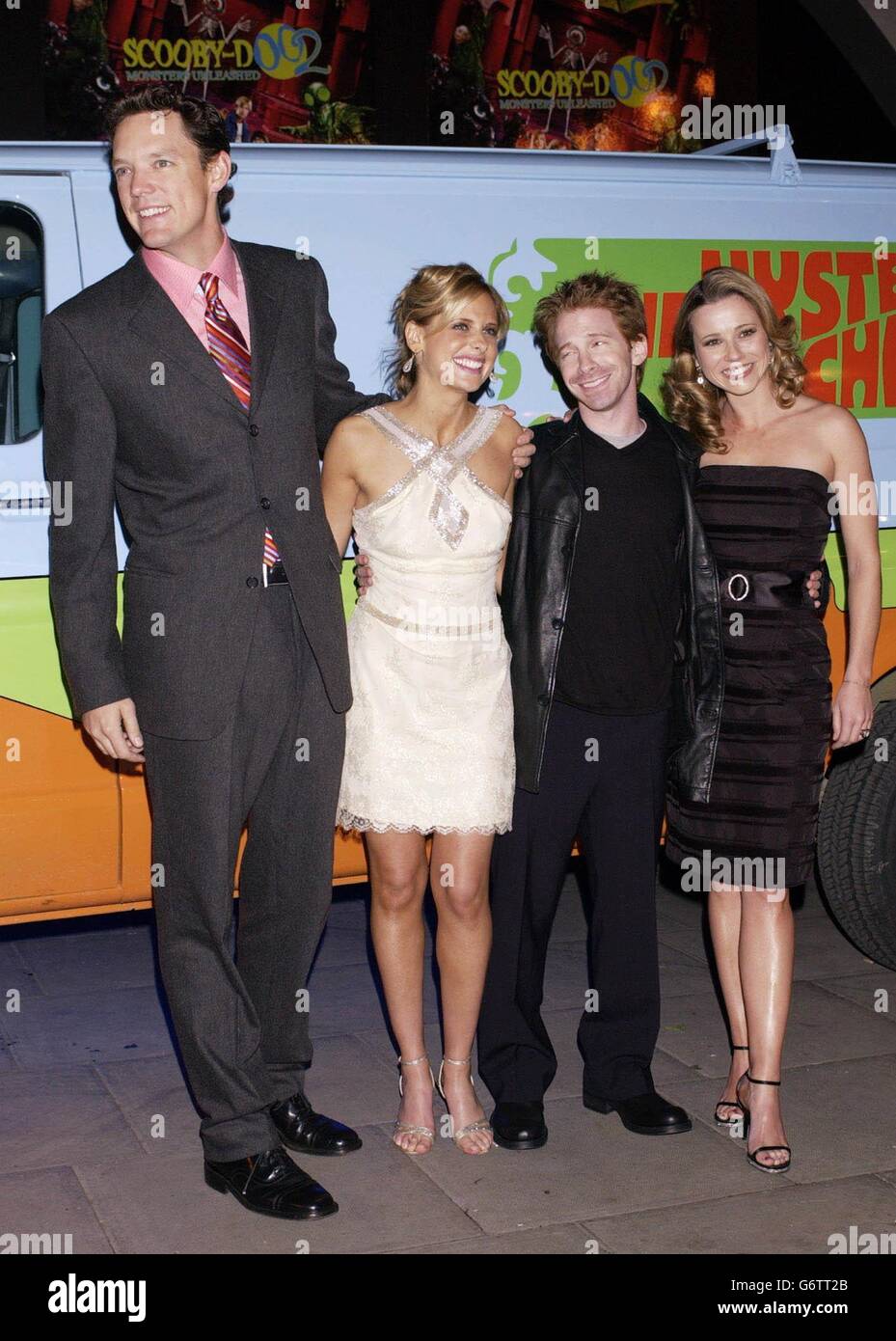 (Da sinistra a destra) le stelle del film Matthew Lillard, Sarah Michelle Gellar, Seth Green e Linda Cardellini arrivano per la prima britannica di Scooby Doo 2: Monsters Unleashed al Vue Cinema di Islington, a nord di Londra. Foto Stock