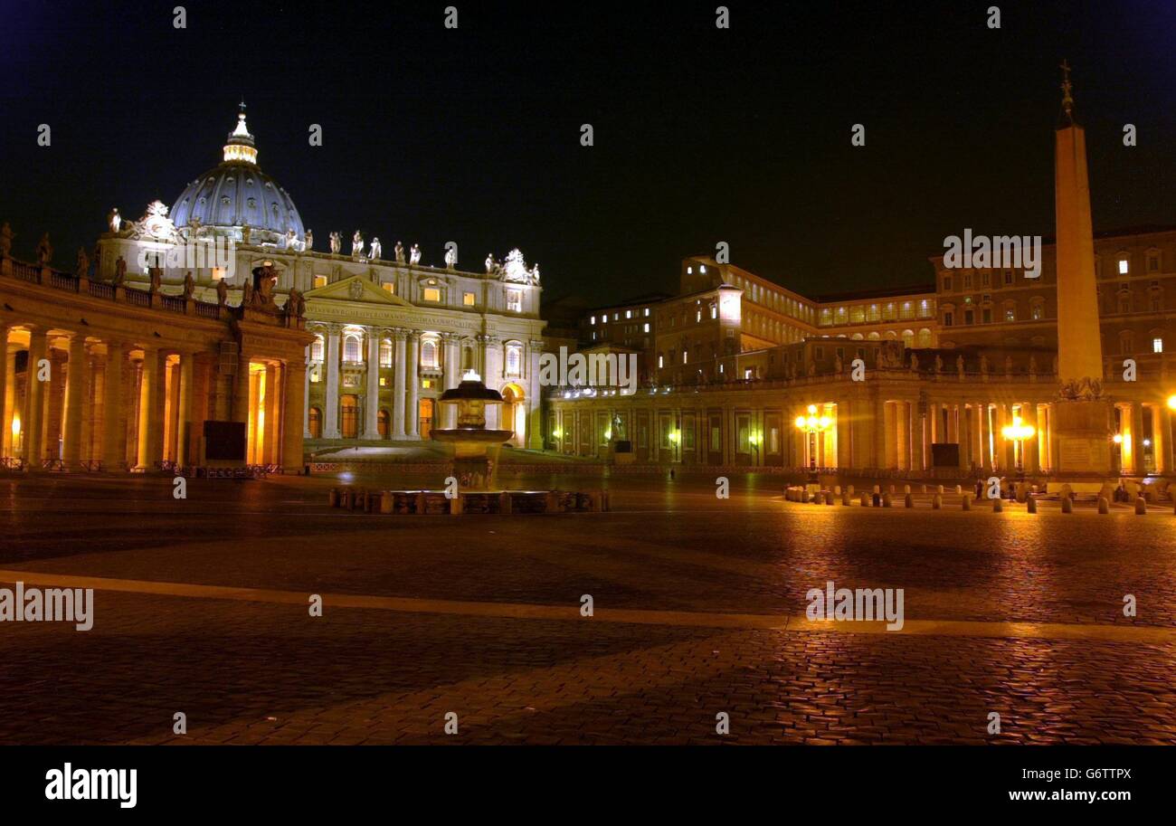 Piazza San Pietro a Roma. Piazza San Pietro a Roma guardando verso il Vaticano (r) e la Basilica di San Pietro. Foto Stock