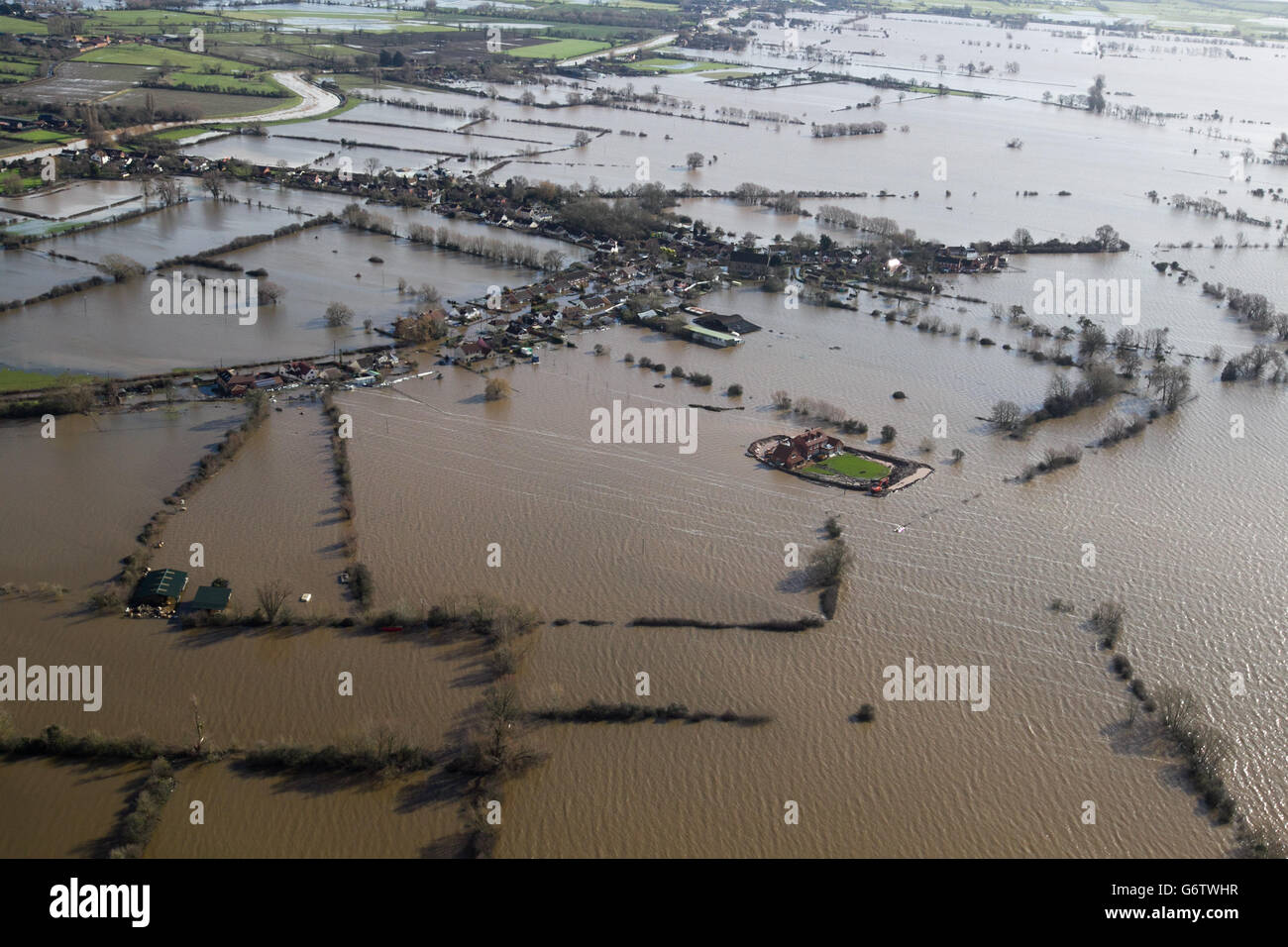 L'acqua circonda le proprietà allagate nel villaggio di Moorland ON Il Somerset si livella vicino a Bridgwater Foto Stock