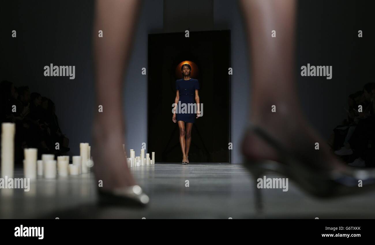 I modelli appaiono sulla passerella durante lo spettacolo Marios Schwab Autunno/Inverno 2014 alla Somerset House come parte della London Fashion Week. Foto Stock