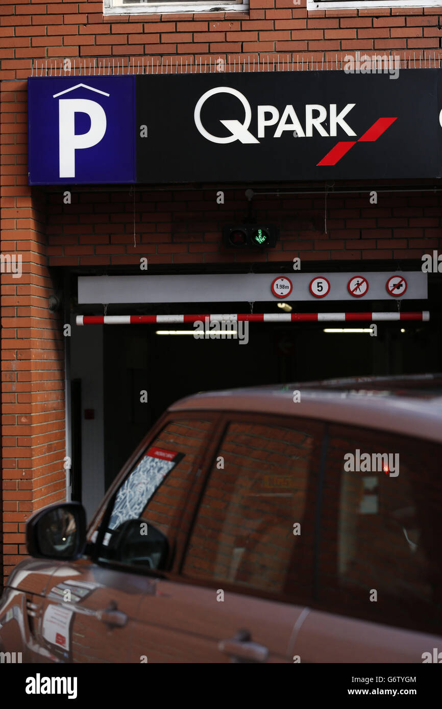 Magazzino di parcheggio. Un cartello del parcheggio QPARK a Chinatown, Londra. Foto Stock