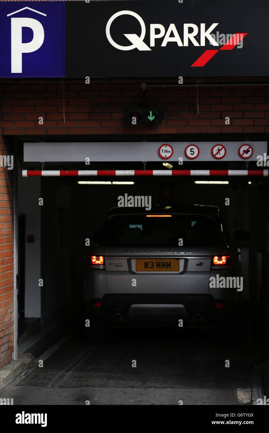 Magazzino di parcheggio. Un cartello del parcheggio QPARK a Chinatown, Londra. Foto Stock