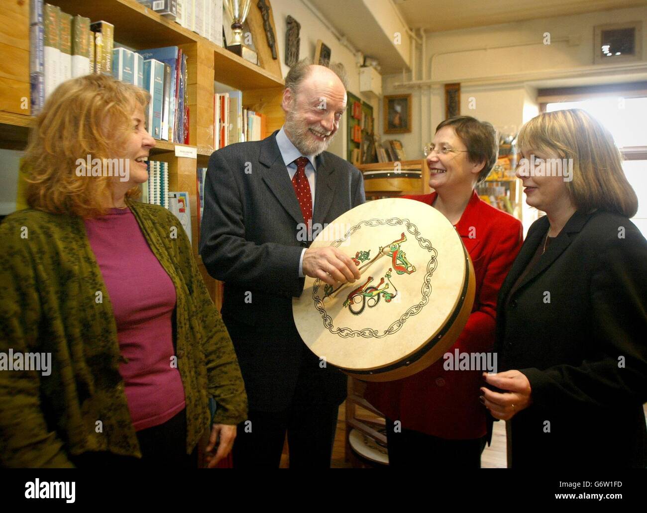 Francis Wurtz MEP, Presidente della sinistra unitaria europea/sinistra verde nordica, (centro) impara a suonare il Boran (tamburo irlandese), a Belfast ovest, con da sinistra, Pernille Frahm Vice Presidente della sinistra unitaria europea/sinistra verde nordica, Barbara De Brun , Sinn Fein portavoce per gli affari europei e Sylvie -Yvonne Kaufmann anche Vicepresidente della sinistra unitaria europea/sinistra verde nordica, la delegazione europea si è recata a Belfast in una missione di scoperta di fatti di un giorno, prima di un viaggio di due giorni nella Repubblica irlandese. Foto Stock