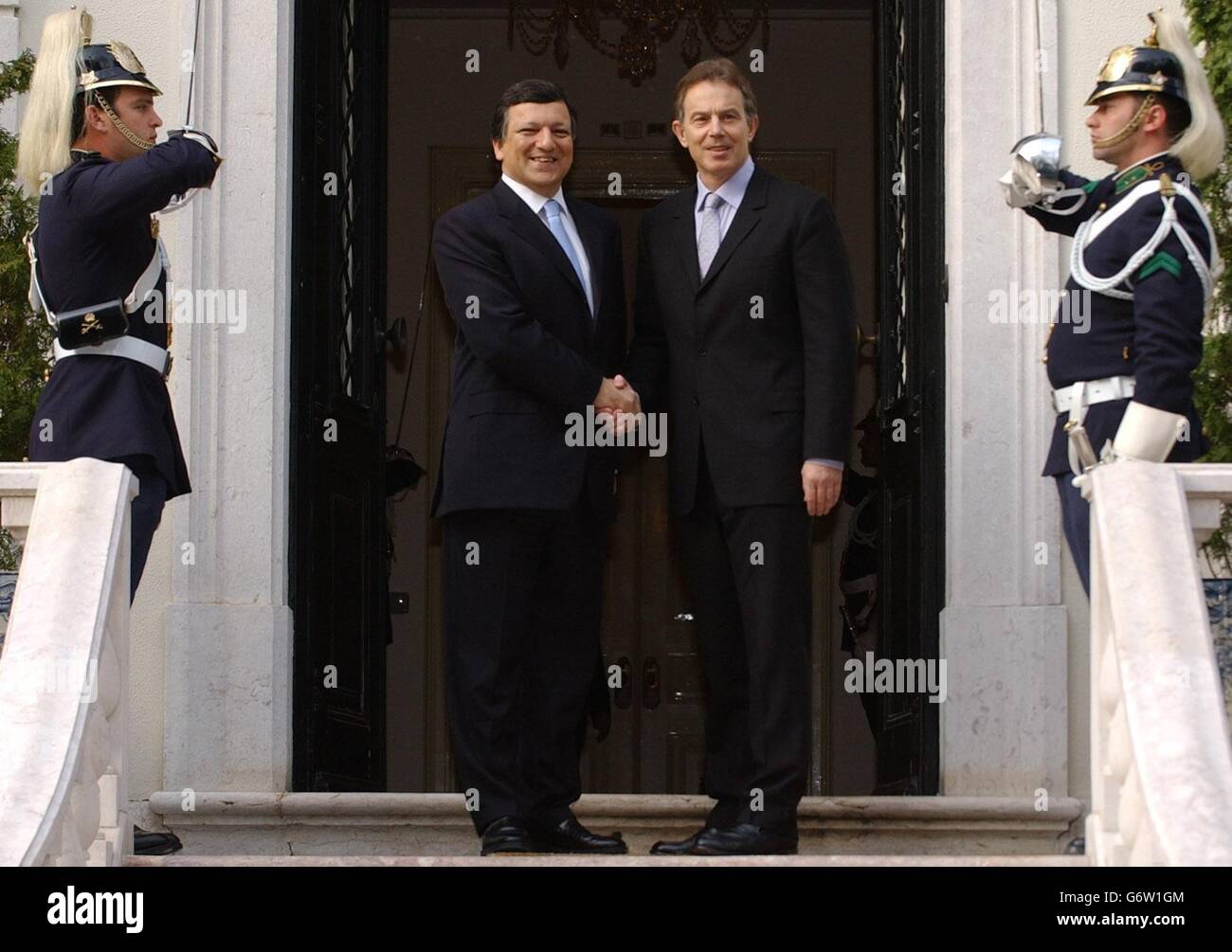 Il primo ministro britannico Tony Blair (a destra) incontra il suo omologo portoghese José Manuel Barroso a Lisbona, in Portogallo. Foto Stock