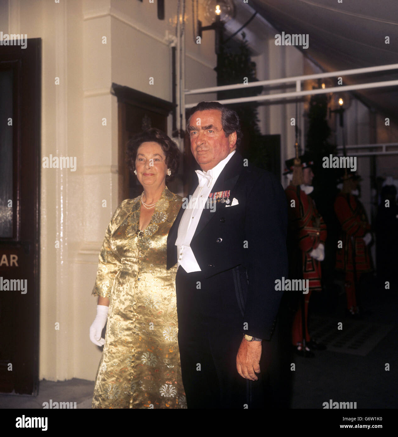 Cancelliere dello scacchiere, Denis Healey, con sua moglie Edna all'arrivo alla Royal Opera House, Covent Garden, quando hanno partecipato alla rappresentazione di gala del Giubileo d'Argento dell'opera e del balletto. Foto Stock