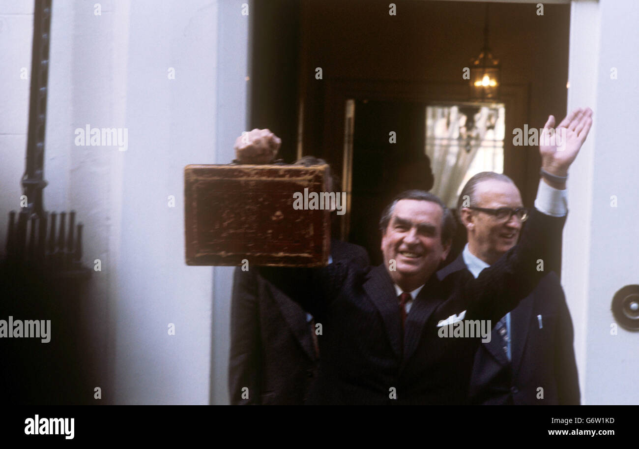 Il Cancelliere dello scacchiere Denis Healey mostra la tradizionale casella di bilancio ad attendere i nuovi membri e gli spettatori, mentre lascia il No. 11 Downing Street per presentare il suo bilancio al Parlamento. Foto Stock
