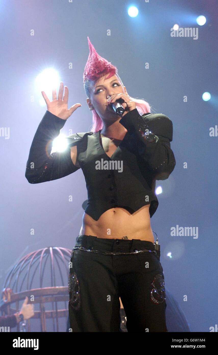 La cantante americana Pink si esibisce dal vivo in concerto alla Wembley Arena nel nord di Londra come parte del suo tour europeo per collegare l'album corrente 'Try This'. Foto Stock