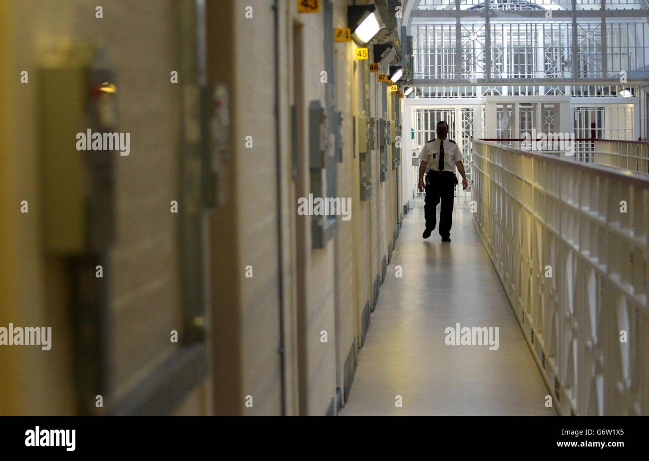 L'ala B del carcere di Wakefield, West Yorkshire. Il personale carcerario di Wakefield, che detiene 570 detenuti, il 70% dei quali serve la vita e il 20% serve 10 anni o più, è stato criticato per il loro atteggiamento 'disrispettoso' nei confronti dei trasgressori nelle loro cure. L'ispettore capo delle carceri Anne Owers ha scoperto che c'era un numero 'estremamente alto' di denunce da parte dei detenuti circa il bullismo, anche se hanno aggiunto che le procedure per trattare le denunce erano complete. Foto Stock