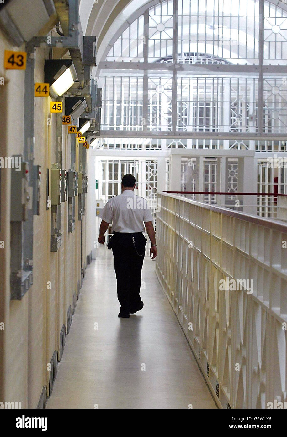 L'ala B del carcere di Wakefield, West Yorkshire. Il personale carcerario di Wakefield, che detiene 570 detenuti, il 70% dei quali serve la vita e il 20% serve 10 anni o più, è stato criticato per il loro atteggiamento 'disrispettoso' nei confronti dei trasgressori nelle loro cure. L'ispettore capo delle carceri Anne Owers ha scoperto che c'era un numero 'estremamente alto' di denunce da parte dei detenuti circa il bullismo, anche se hanno aggiunto che le procedure per trattare le denunce erano complete. Foto Stock