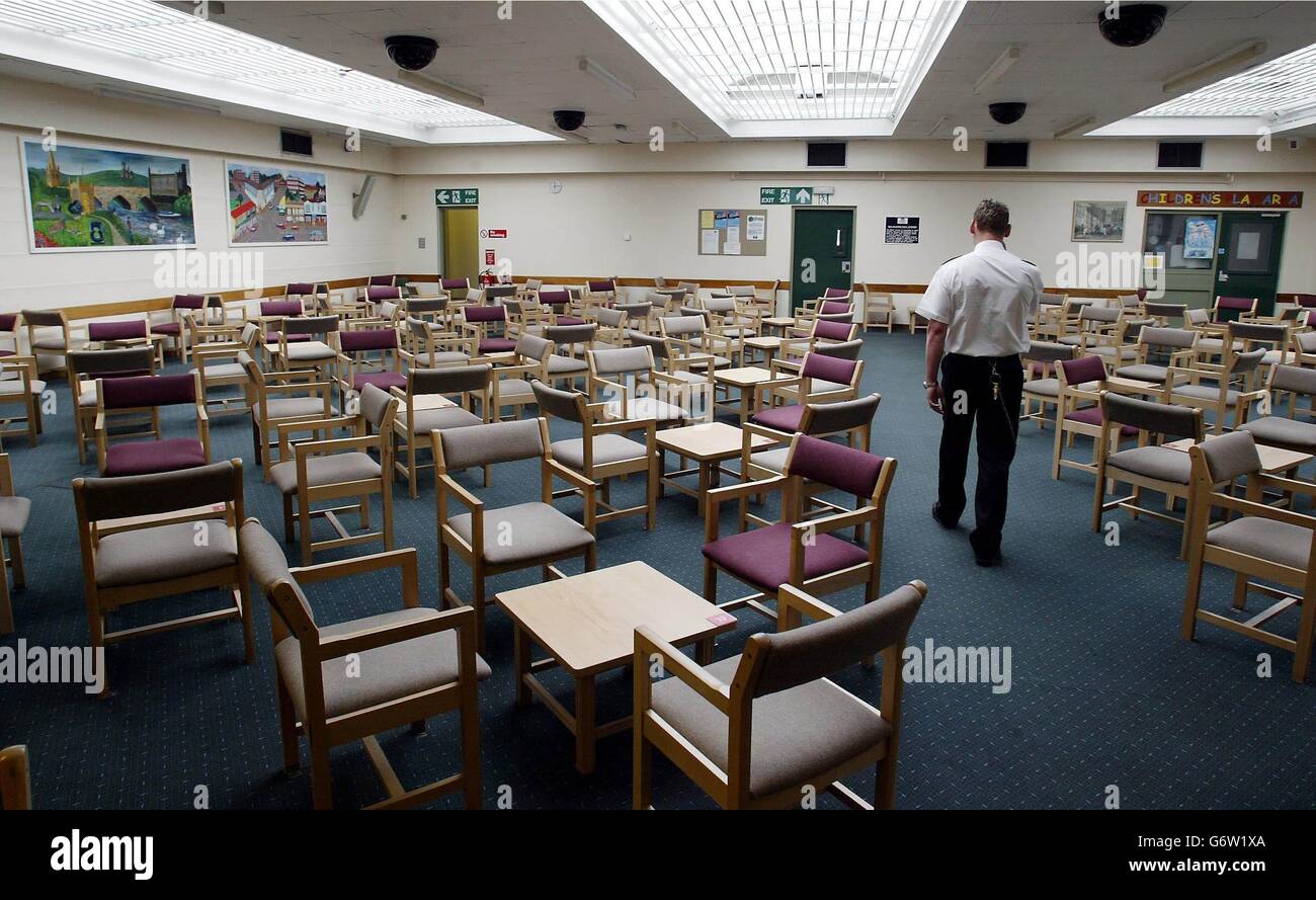 La sala di visita al Wakefield Prison, West Yorkshire. Il personale carcerario di Wakefield, che detiene 570 detenuti, il 70% dei quali serve la vita e il 20% serve 10 anni o più, è stato criticato per il loro atteggiamento 'rispettoso' nei confronti dei trasgressori. L'ispettore capo delle prigioni Anne OWERS ha scoperto che c'era un numero 'estremamente alto' di denunce da parte dei detenuti per il bullismo, anche se hanno aggiunto che le procedure per affrontare le denunce erano approfondite. Foto Stock