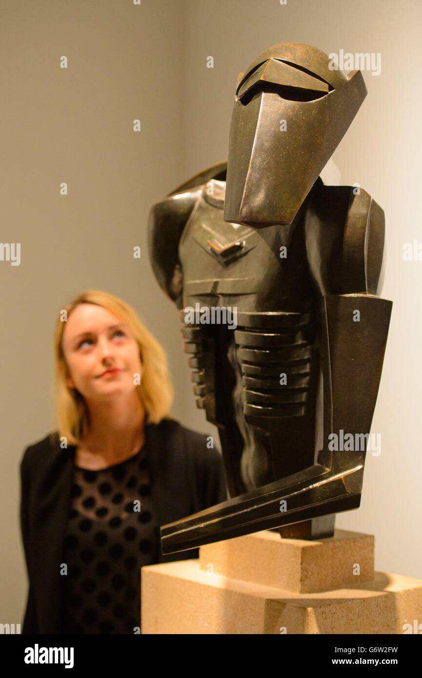 Un visitatore vede 'Rock Drill' dello scultore Jacob Epstein, 1913, che fa parte della mostra 'la Grande Guerra nei ritratti', che si svolge presso la National Portrait Gallery, nel centro di Londra, dal 27 febbraio al 15 giugno 2014. Foto Stock