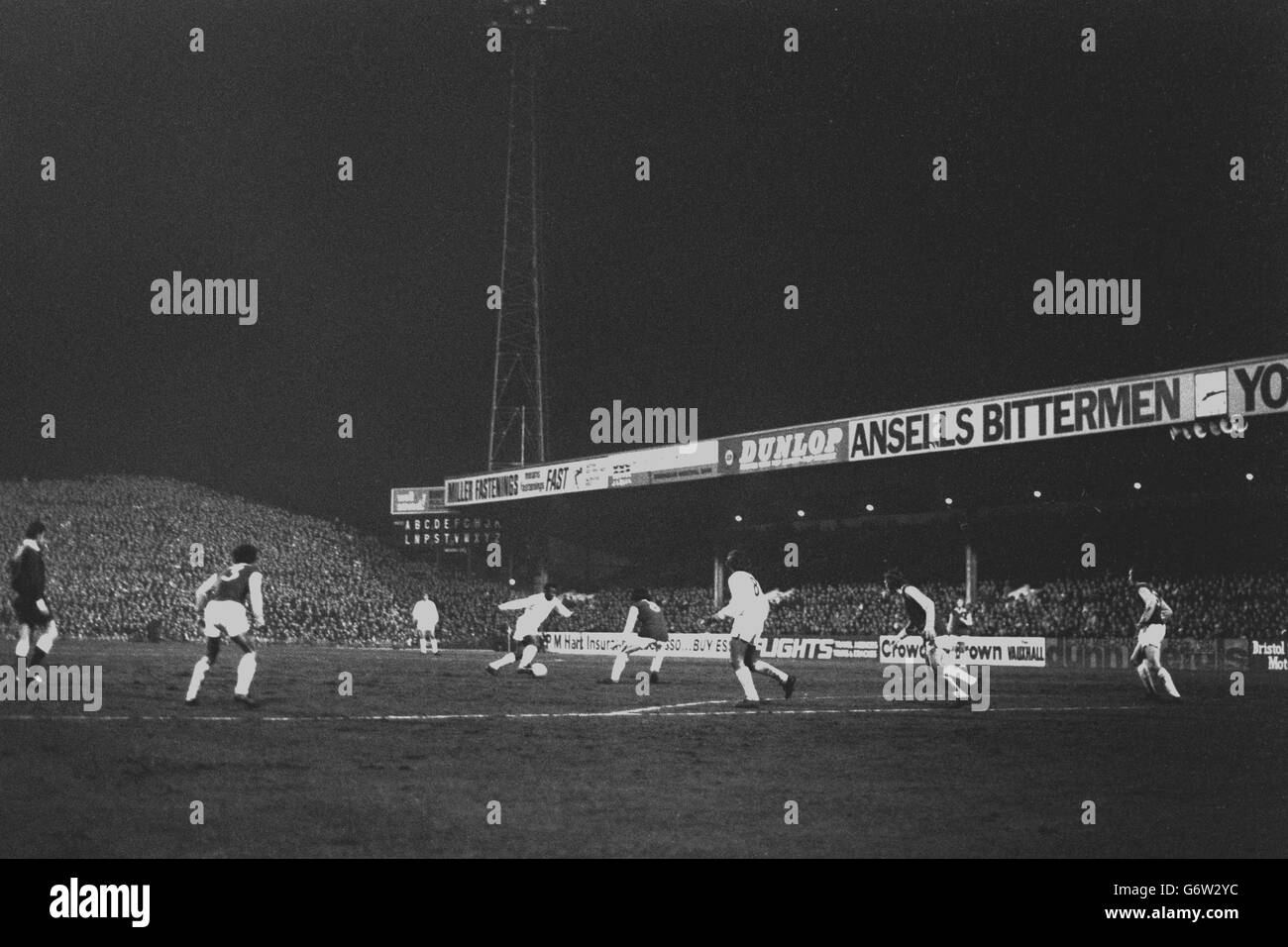 Magistrale tocco della stella brasiliana Pele (estrema sinistra), guardato da Aston Villa's Pat McMahon, Santos's Nene e Villa Charlie Aitken (r). Villa ha battuto Santos 2-1 nella partita amichevole a Villa Park. Foto Stock