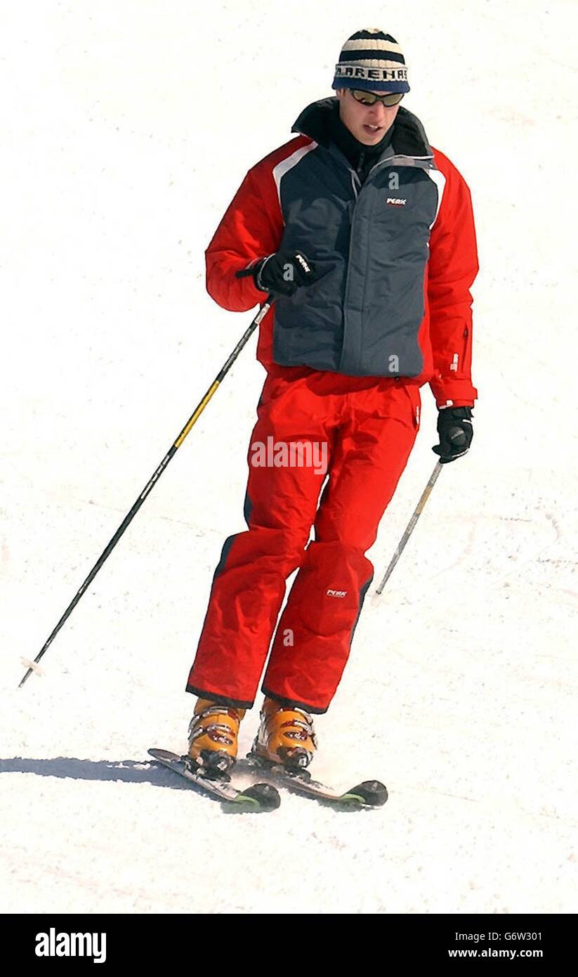 Il principe Guglielmo segue da vicino il padre, il principe di Galles, mentre scende lungo le piste da sci di Madrisa, sopra il villaggio svizzero di Klosters. I principi trascorreranno una settimana nella loro località preferita, sciando sulle piste circostanti alte delle Alpi svizzere. 1/4/04: Il principe Guglielmo a una fotocellula a Klosters - che si dice irritato alla pubblicazione di foto di lui con il collega studente Kate Middleton sulle piste da sci sopra l'esclusiva località svizzera. Gli assistenti reali sono arrabbiati per la violazione apparente di un accordo dei mezzi di comunicazione di lasciare il principe in pace dopo la fotocellula ufficiale con lui Foto Stock