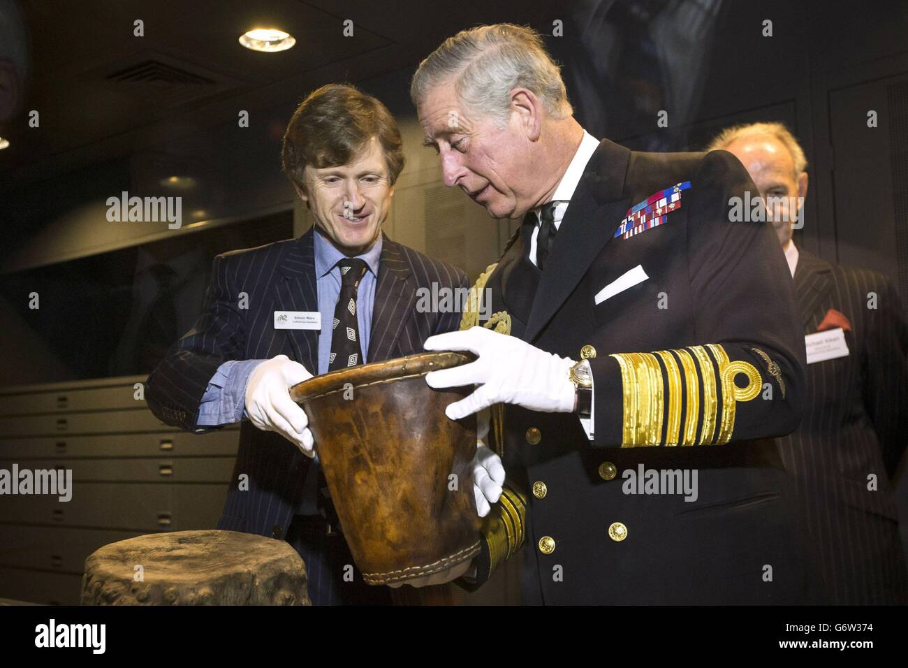 Il Principe del Galles (a destra) ispeziona un artefatto durante una visita al nuovo Museo Mary Rose da 35 milioni di persone presso il porto storico di Portsmouth, Hampshire, che ospita i resti della nave da guerra Tudor la Mary Rose. Foto Stock