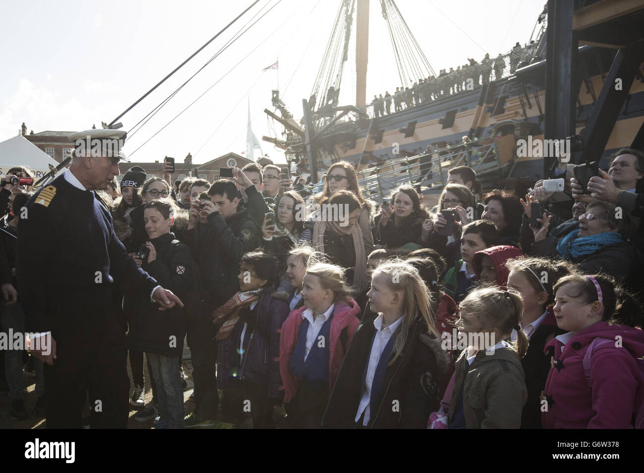 Il Principe del Galles, parla con i bambini delle scuole francesi dopo una visita al nuovo museo Mary Rose, 35 milioni, a Portsmouth Historic Dockyard, Hampshire, che ospita i resti della nave da guerra Tudor, la Mary Rose. Foto Stock