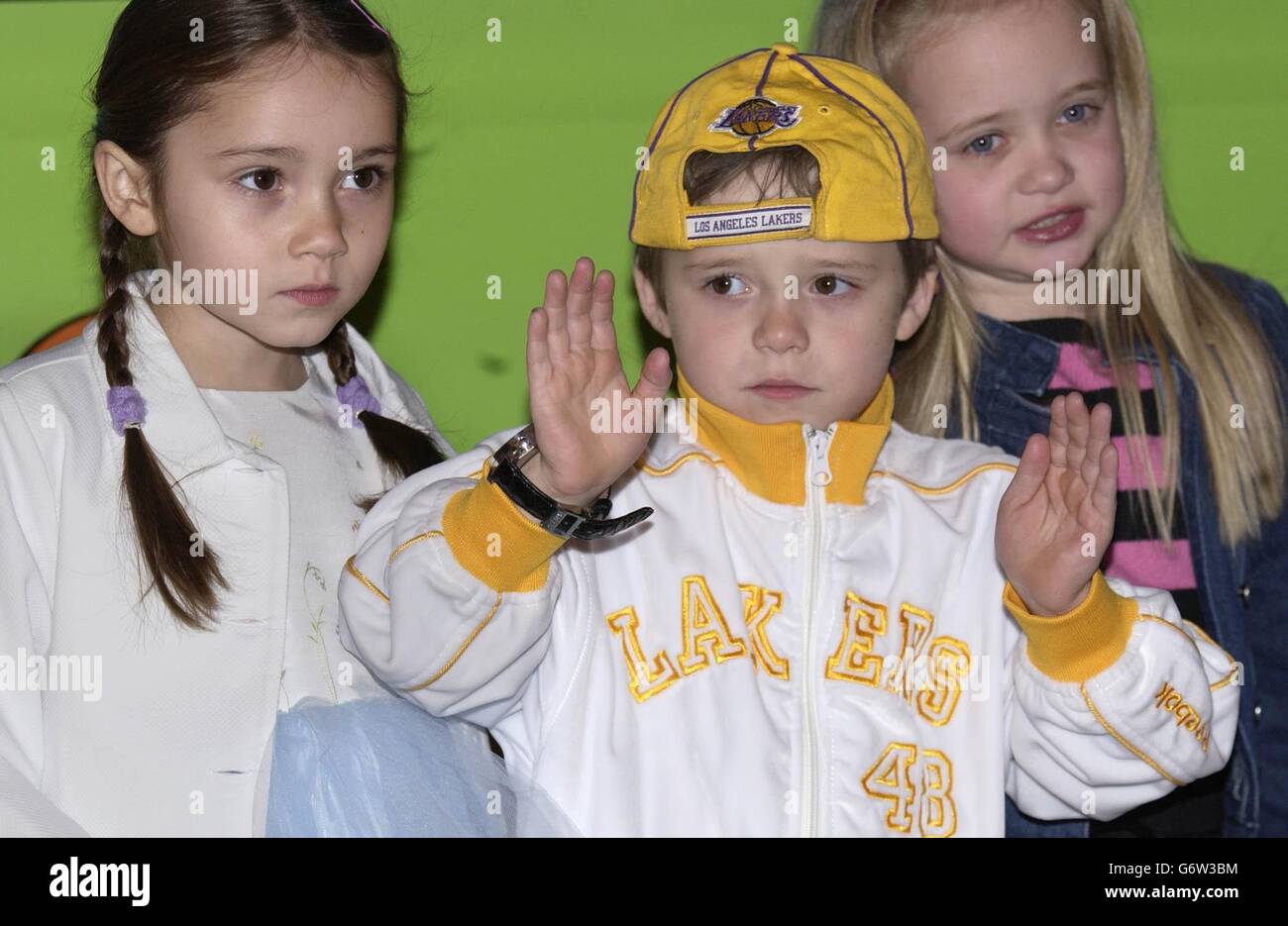 Brooklyn Beckham e suo cugino Liberty Adams (a sinistra) arrivano per la prima britannica di Scooby Doo 2 : Monsters Unleashed al Vue Cinema di Islington, a nord di Londra. Foto Stock