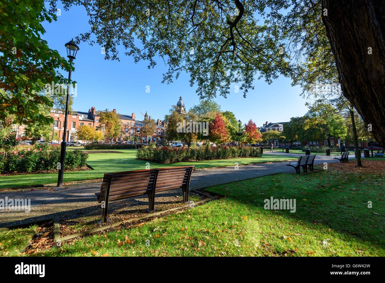 Park Square è una residenza georgiana pubblica piazza in Leeds.La piazza è ricoperto di erba oltre ed è un tradizionale parco georgiano. Foto Stock