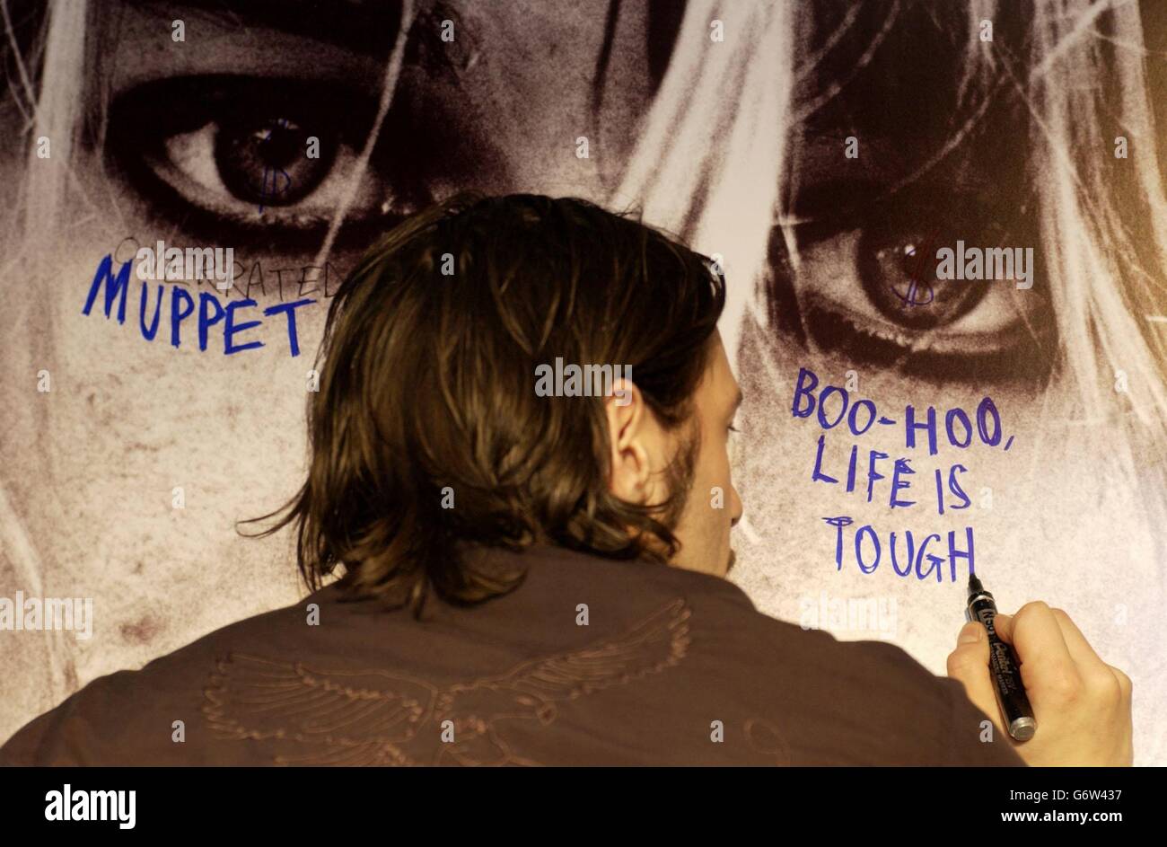 I visitatori sono grati a Kurt Cobain - il cantautore americano del gruppo dei grunge Nirvana - alla vigilia del suicidio della rock star il 5 aprile 1994, a Virgin Megastore Oxford Street, nel centro di Londra, dove è stato eretto un enorme Memorial Wall da 12 x 7', con spazi vuoti per i fan per scrivere i propri messaggi. Foto Stock