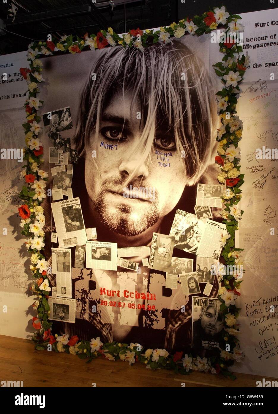 I visitatori sono grati a Kurt Cobain - il cantautore americano del gruppo dei grunge Nirvana - alla vigilia del suicidio della rock star il 5 aprile 1994, a Virgin Megastore Oxford Street, nel centro di Londra, dove è stato eretto un enorme Memorial Wall da 12 x 7', con spazi vuoti per i fan per scrivere i propri messaggi. Foto Stock