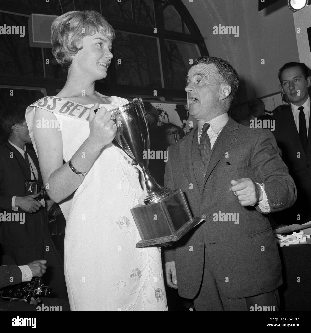 L'allenatore di cavalli da corsa Sir Gordon Richards con il nuovo Miss Betting Shop, Angela Jones, di Pierce Street, Queensferry, nei pressi di Chester, Dopo aver aperto la mostra 1965 Bookmakers and Betting Shops presso l'Old Horticultural Hall di Westminster, Londra. Sir Gordon è stato a capo della giuria, che ha scelto Angela per il titolo. Foto Stock