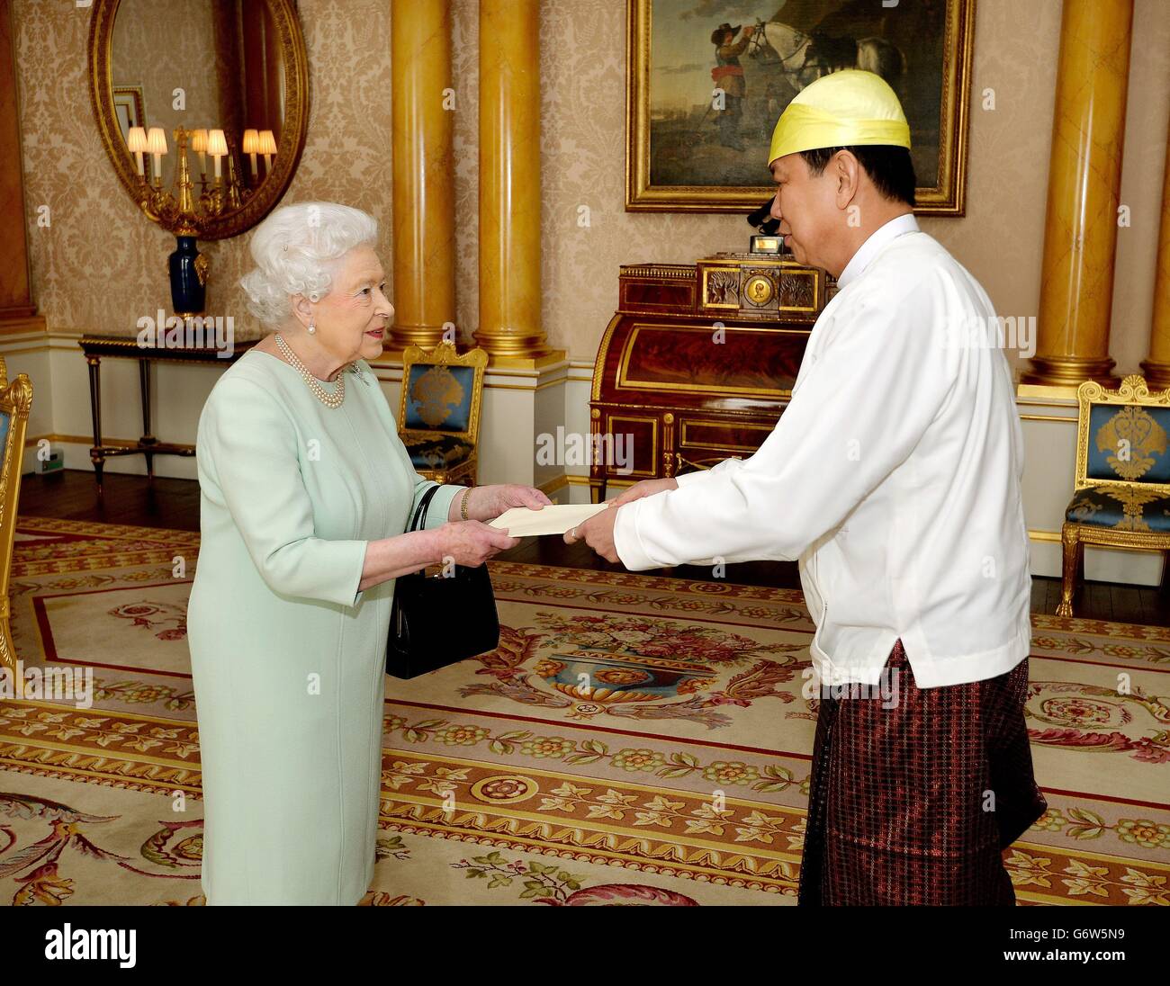 La regina Elisabetta II stringe le mani con Kyaw Zwar Minn, ambasciatore del Myanmar, prima di presentare le sue credenziali ad un pubblico privato, a Buckingham Palace, nel centro di Londra. Foto Stock
