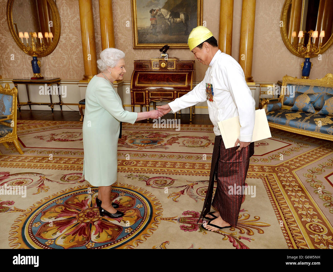 La regina Elisabetta II stringe le mani con Kyaw Zwar Minn, ambasciatore del Myanmar, prima di presentare le sue credenziali ad un pubblico privato, a Buckingham Palace, nel centro di Londra. Foto Stock