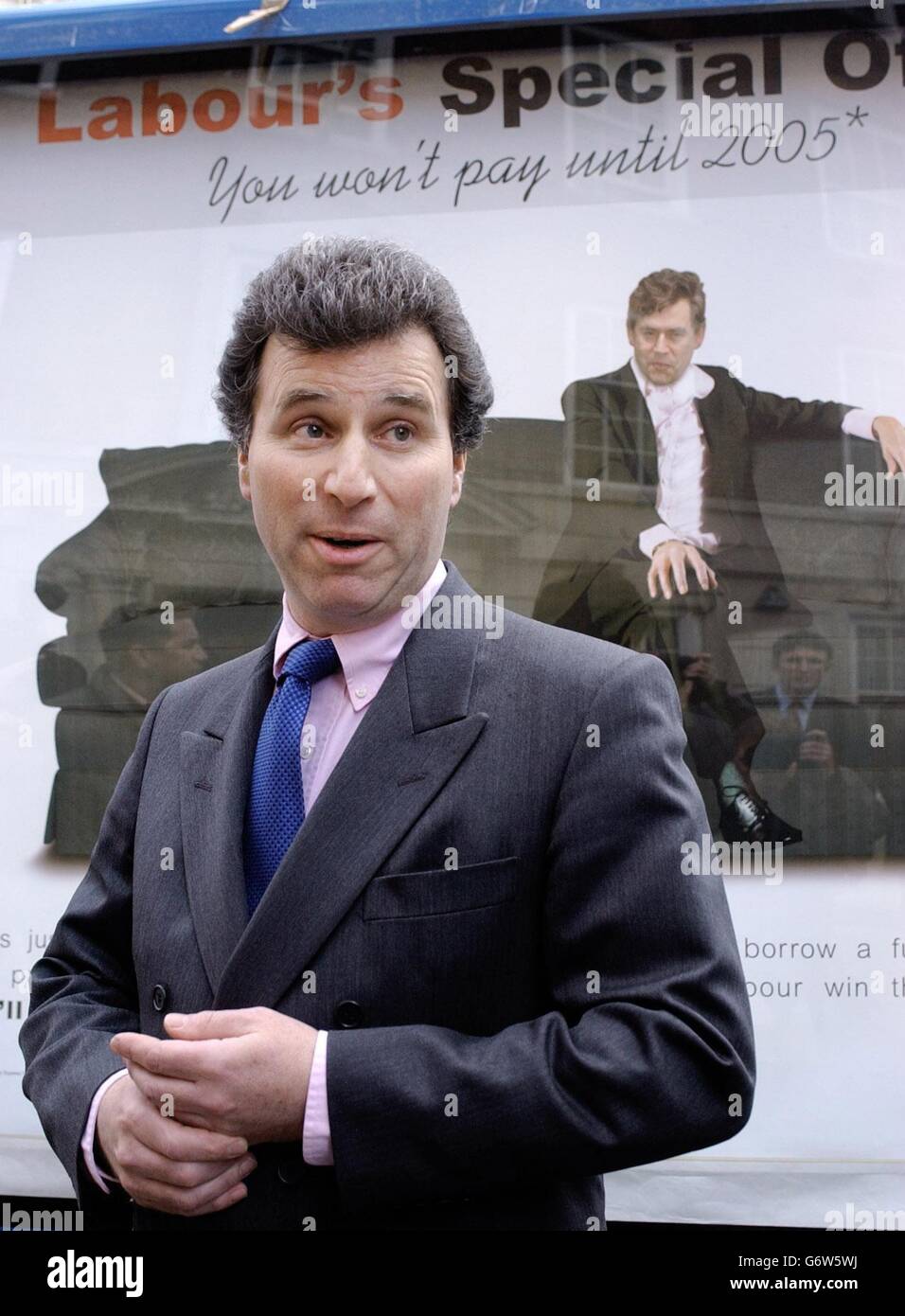 Il Cancelliere ombra, Oliver Letwin si trova di fronte a una nuova campagna per poster lanciata che mostra il Cancelliere dello scacchiere, Gordon Brown seduta su un divano con uno slogan della campagna, 'offerta speciale del lavoro che non pagherete fino al 2005'. La pubblicità farà un tour dei centri commerciali di tutto il paese questo fine settimana, come al di là della campagna conservatori di avvertimento sui labor aumenti delle tasse di terzo termine. Foto Stock