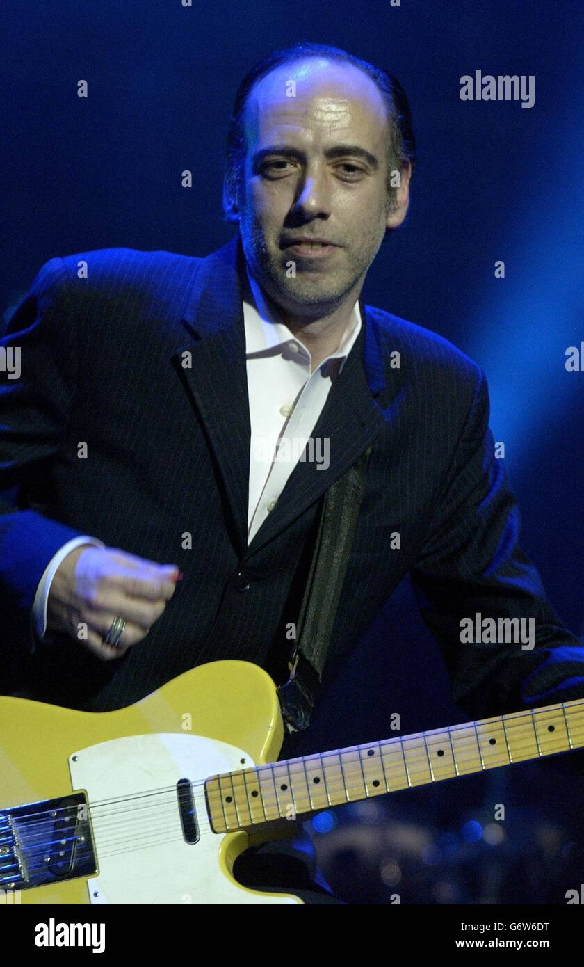 Mick Jones si esibisce sul palco durante il concerto di Ronnie Lane Tribute presso la Royal Albert Hall nel centro di Londra. Foto Stock