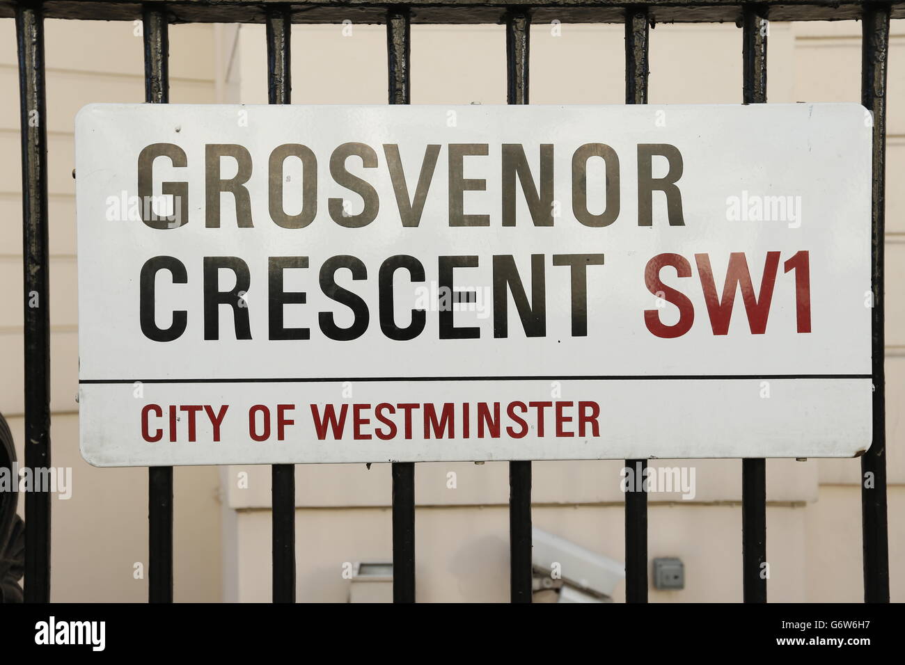 Britains strade costose. Vista di Grosvenor Crescent, Londra, SW1, una delle strade più costose della Gran Bretagna. Foto Stock