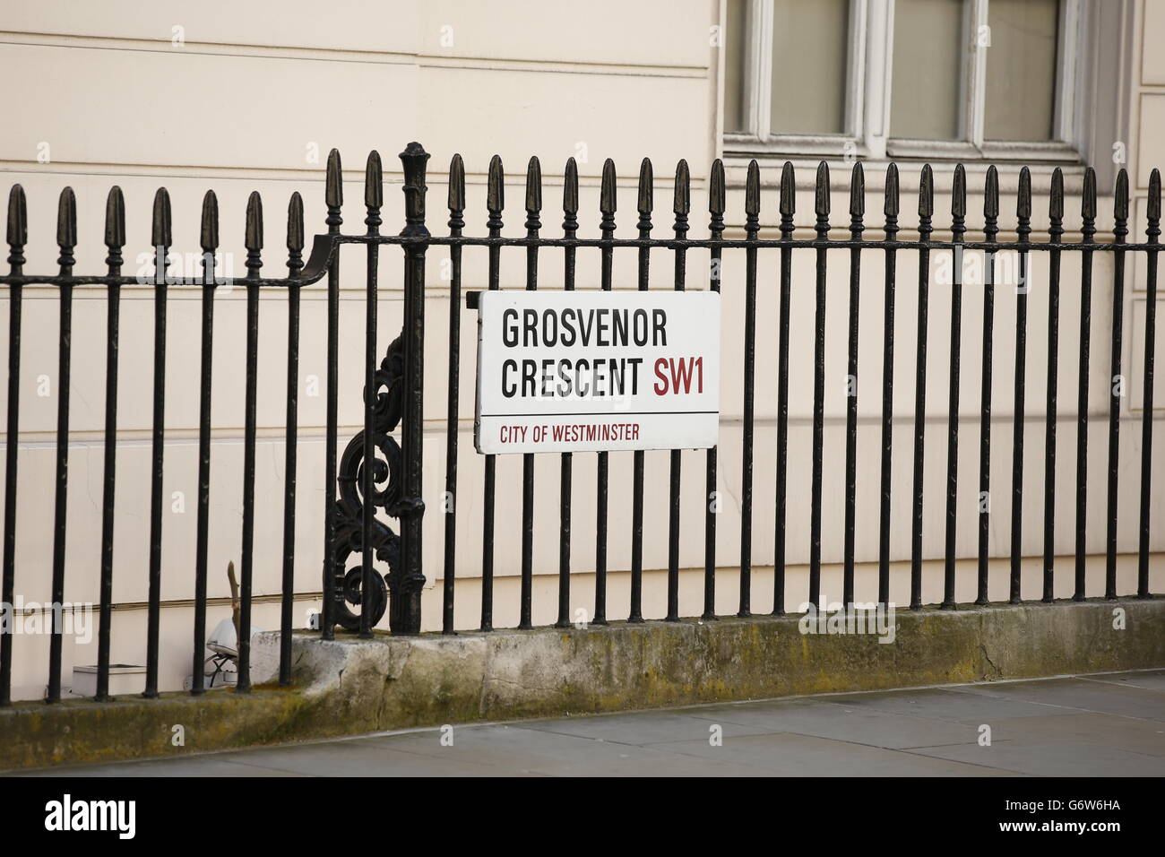 Vista di Grosvenor Crescent, Londra, SW1, una delle strade più costose della Gran Bretagna. Foto Stock