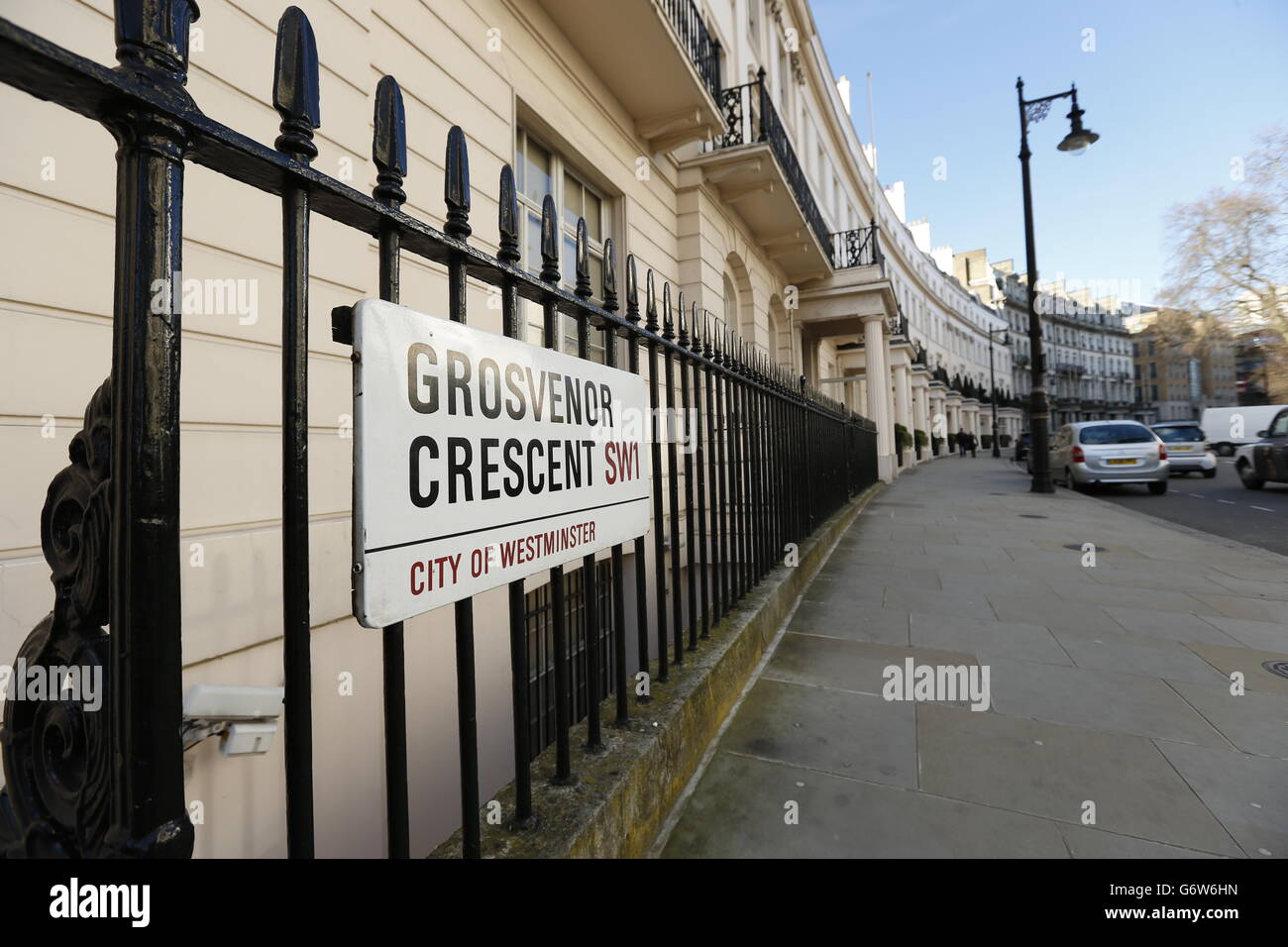 Britains strade costose. Vista di Grosvenor Crescent, Londra, SW1, una delle strade più costose della Gran Bretagna. Foto Stock