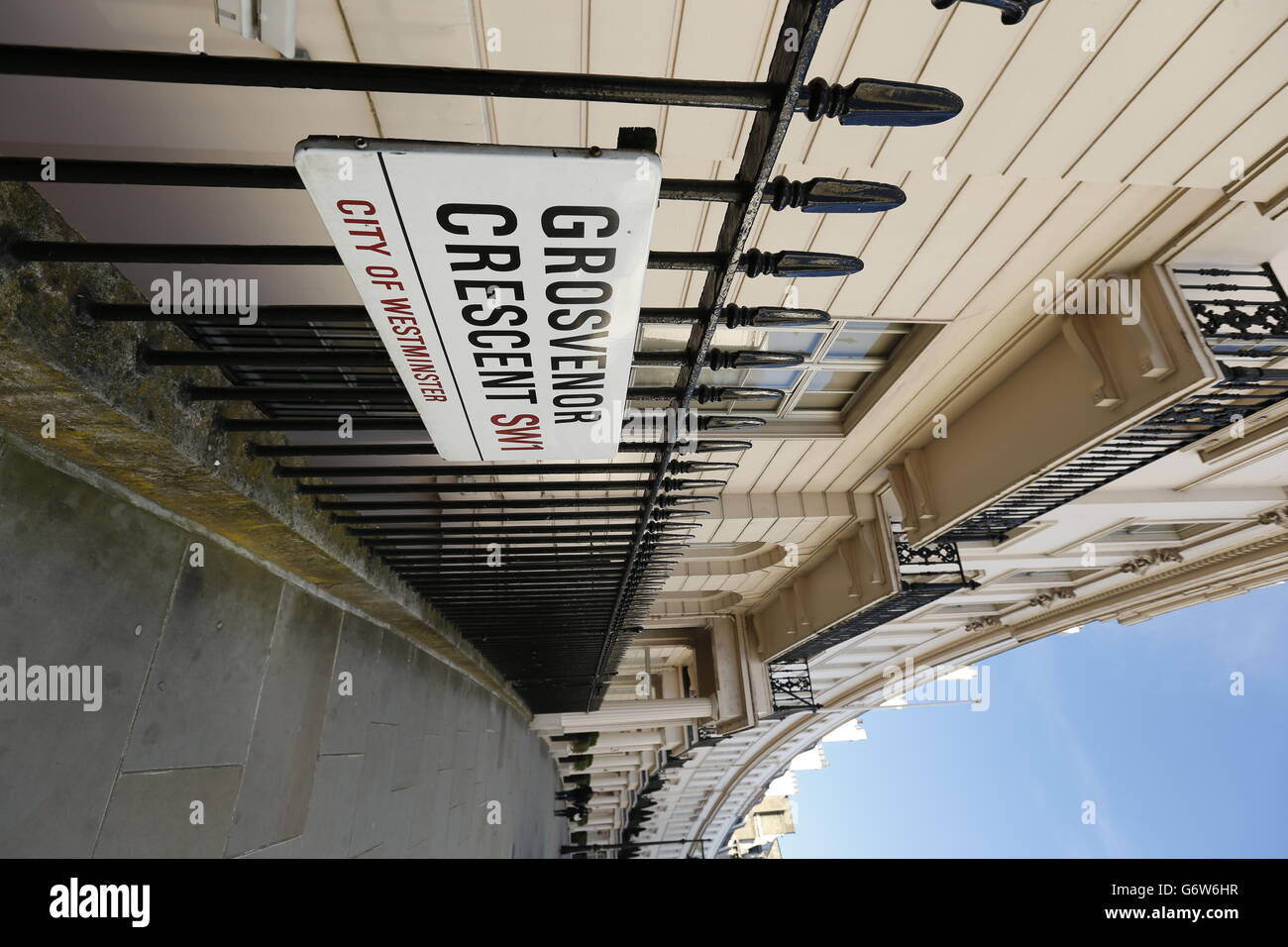 Vista di Grosvenor Crescent, Londra, SW1, una delle strade più costose della Gran Bretagna. Foto Stock