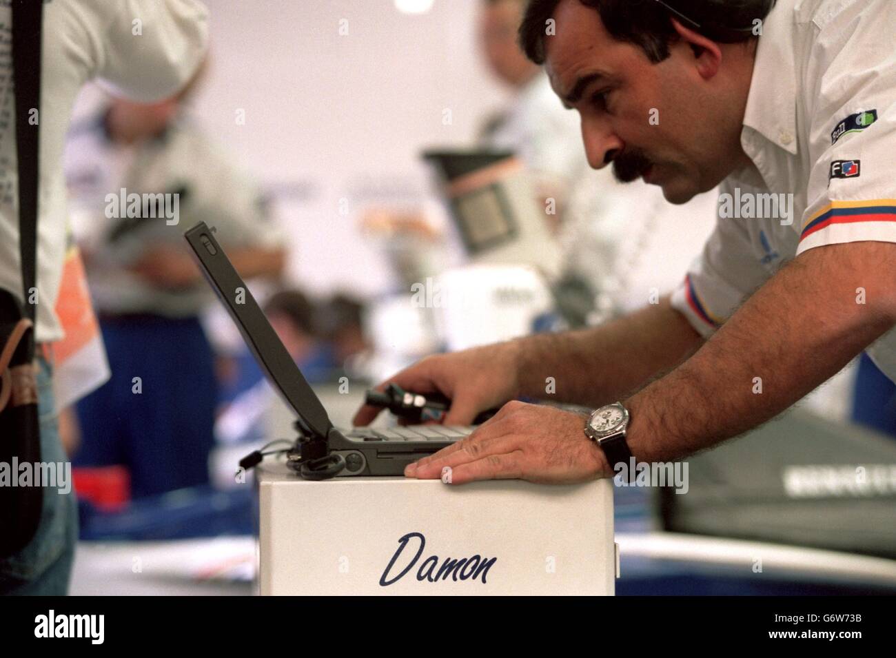 23-AUG-96 ... Un ingegnere Renault che lavora su un computer portatile nel garage Williams Foto Stock