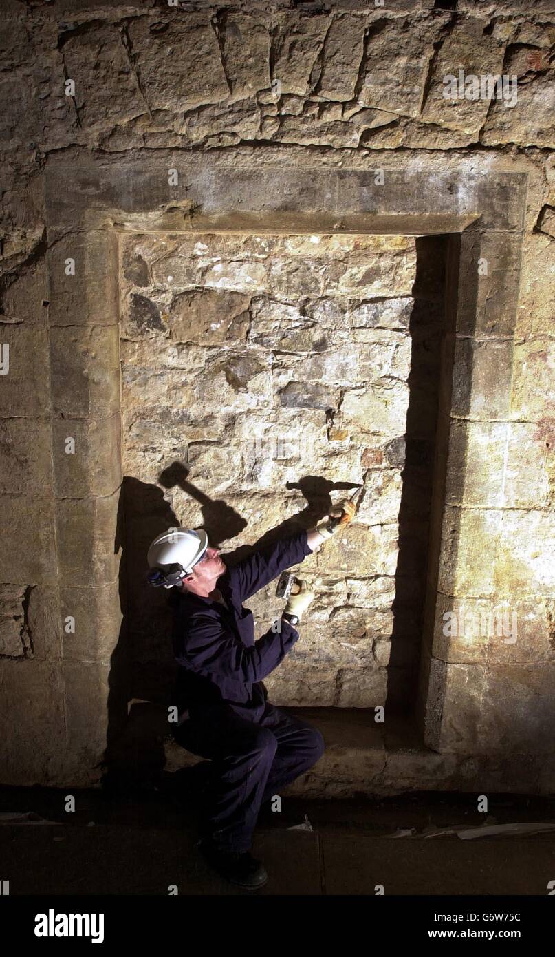 Stonemason Gordon MacGregor finisce di scoprire una porta nascosta nella Guard Hall del Castello di Stirling in Scozia. I lavori di restauro e ristrutturazione si svolgono presso il castello, rimuovendo intonaco e intonaco che è stato sulle pareti e soffitti per più di 120 anni, come parte di un progetto per ricreare i suoi appartamenti reali al loro antico splendore. Durante i lavori che verranno utilizzati per determinare l'aspetto degli appartamenti reali del Palazzo, sono state scoperte diverse porte nascoste nella camera di presenza della Regina e nella Galleria che conduce alla Sala della Guardia della Regina Foto Stock