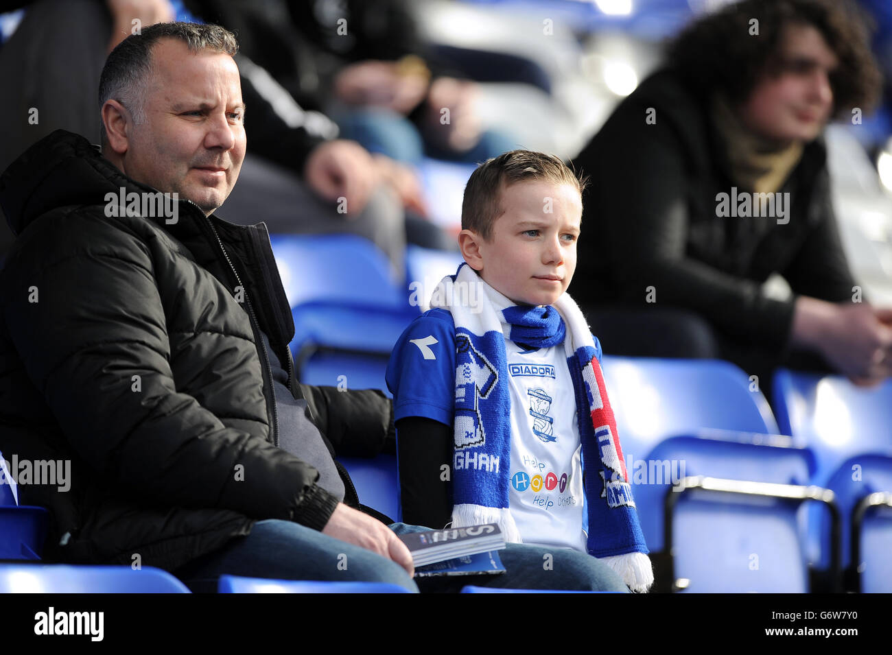 Calcio - Campionato Sky Bet - Birmingham City / Queens Park Rangers - St Andrews. Un giovane fan della città di Birmingham in stand guardando il riscaldamento Foto Stock