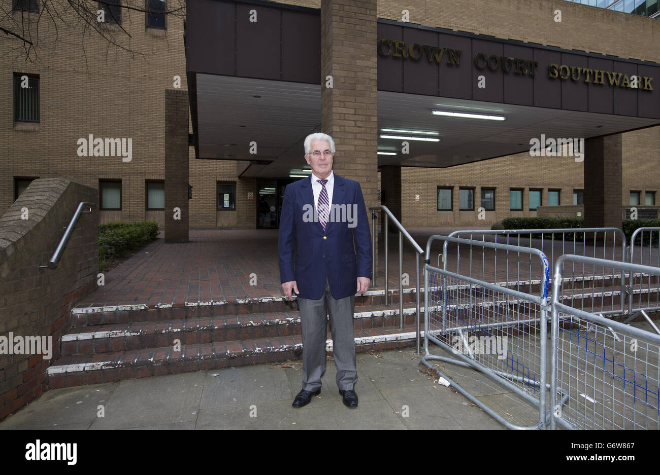 Il guru del fotoricettore Max Clifford, 70, da Hersham in Surrey, lascia la corte della corona di Southwark, dove è accusato di un totale di 11 conteggi dell'assalto indecente contro sette donne e ragazze. Foto Stock