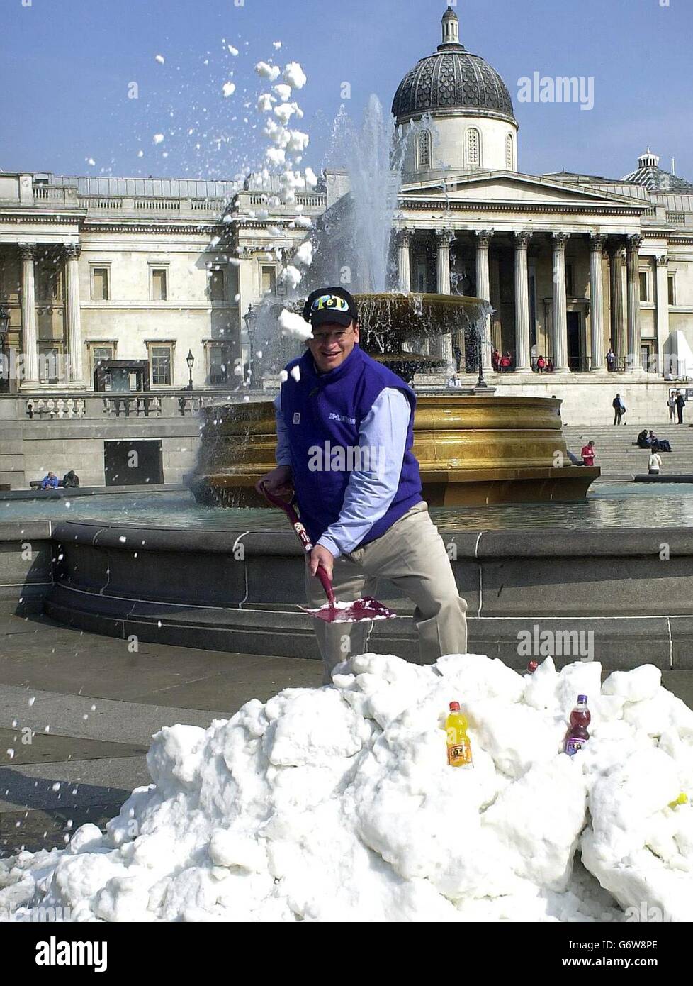 L'ex Millennium Dome Supremo PY Gerbeau, a Trafalgar Sq, Londra, lancia un mucchio di neve per promuovere la costruzione del più grande mezzo pipe per lo snowboard al mondo a Xscape, la sua arena di neve al coperto a Milton Keynes, Buckinghamshire. L'half pipe sarà di uso pubblico per tre mesi dopo la sua apertura il 24 aprile, che sarà segnato da ciò che gli organizzatori vanteranno sarà il più grande evento mai neve e musica in scena nel Regno Unito. Foto Stock