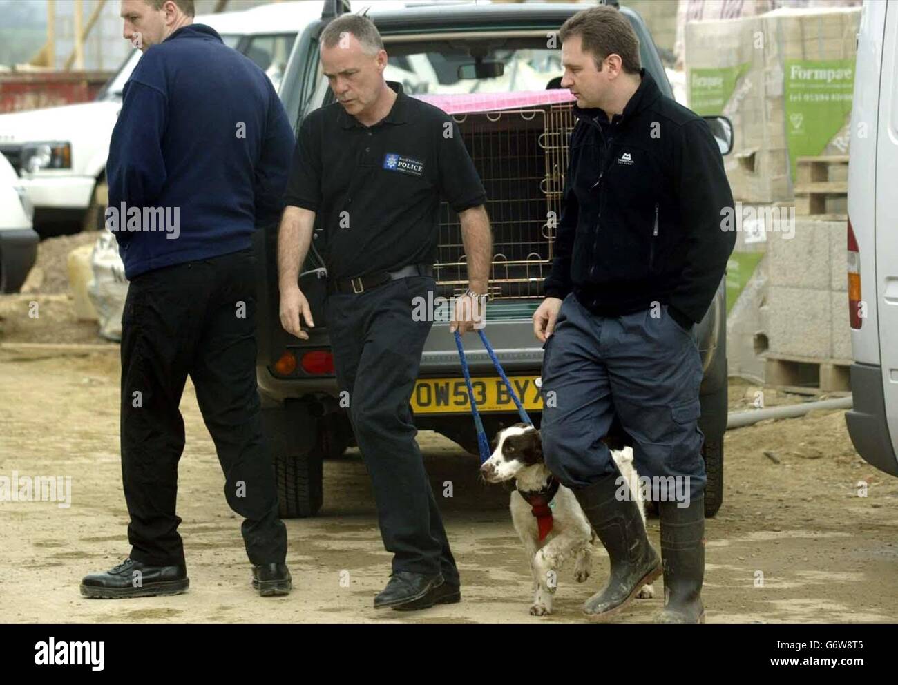 Ufficiali con un esperto sniffer spaniel, presso il sito di sviluppo di Knoll, dove i detective stanno cercando l'assistente di assistenza nursery mancante Amanda Edwards, l'anziano di 21 anni che è stato mancante per quasi otto giorni dopo aver lasciato il suo ragazzo fuori a Calne, Wiltshire. Gli agenti di polizia, inclusi gli agenti di ricerca specializzati, stavano esaminando una zona di terreno "molto specifica" dietro l'hotel in fase di sviluppo nella vicina città Wiltshire di Malmesbury. Foto Stock