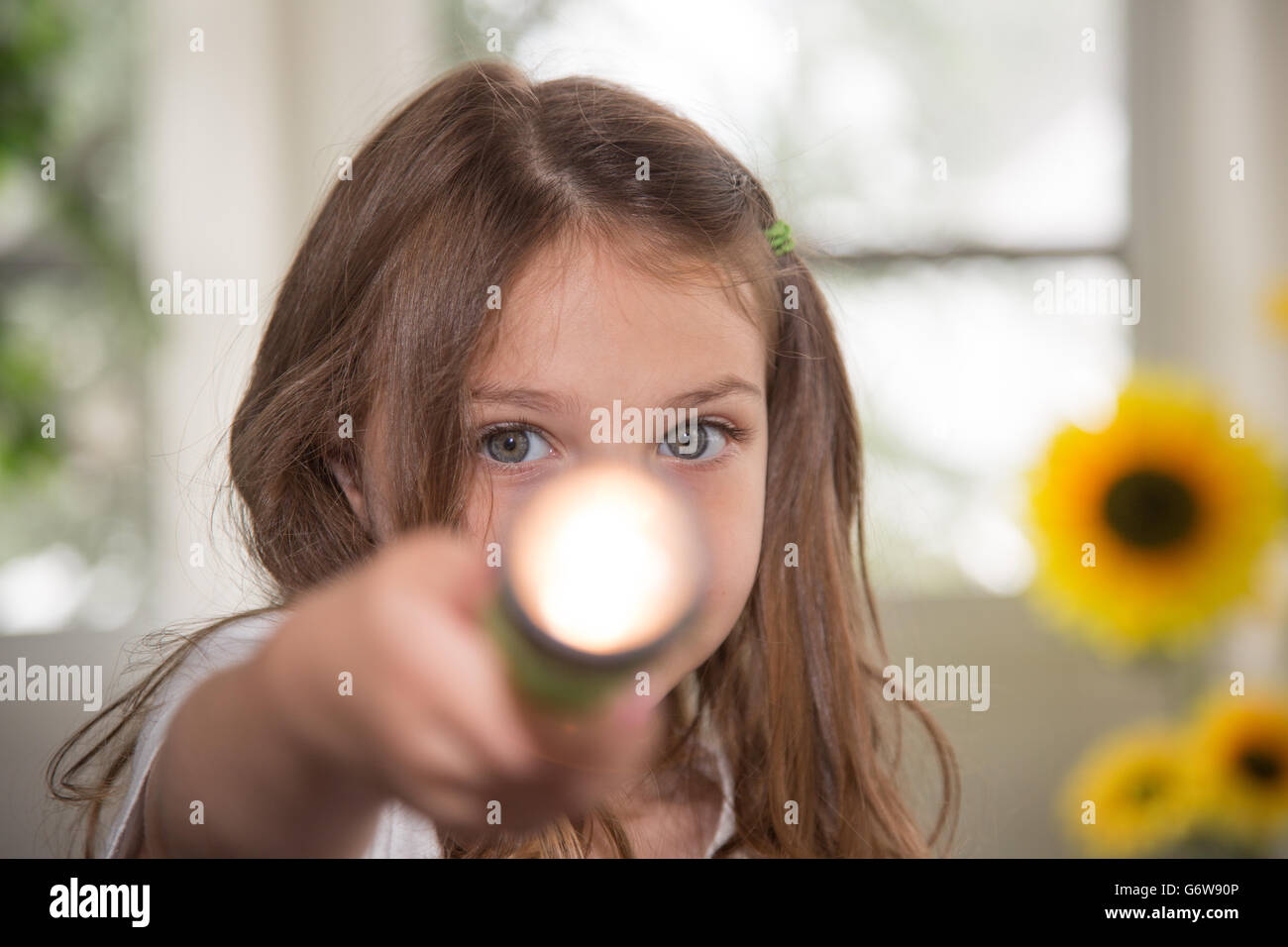 Bambino gioca con un flash di luce. Foto Stock