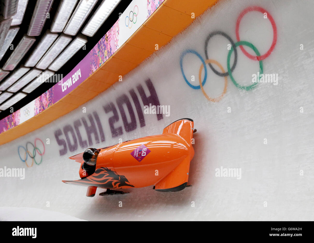 Olanda NED-1, pilotata da Esme Kamphuis con il brakeman Judith Vis nella Bobsleigh delle Donne durante i Giochi Olimpici Sochi del 2014 a Sochi, Russia. PREMERE ASSOCIAZIONE foto. Data immagine: Mercoledì 19 febbraio 2014. Vedere PA storia OLIMPIADI Bobsleigh. Il credito fotografico dovrebbe essere: David Davies/PA Wire. RESTRIZIONI: Solo per i servizi di notizie. Solo a scopo editoriale. Nessuna emulazione video. Foto Stock