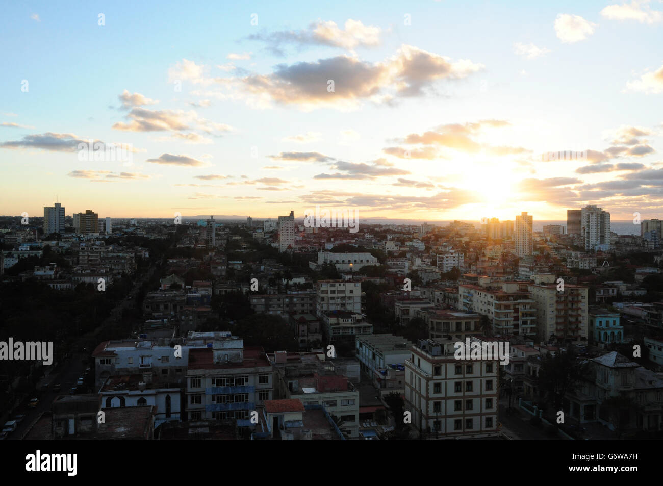 Il Sun andare giù sopra la bella città di La Habana Foto Stock