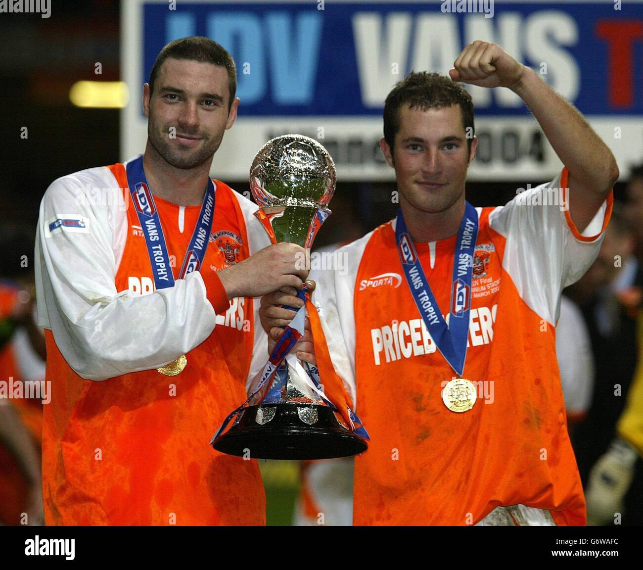 I calciatori di Blackpool John Murphy e Danny Coid con il LDV Vans Trophy dopo aver battuto Southend 2.0 nella finale del LDV Vans Trophy al Millennium Stadium di Cardiff. NESSUN UTILIZZO NON UFFICIALE DEL SITO WEB DEL CLUB. Foto Stock