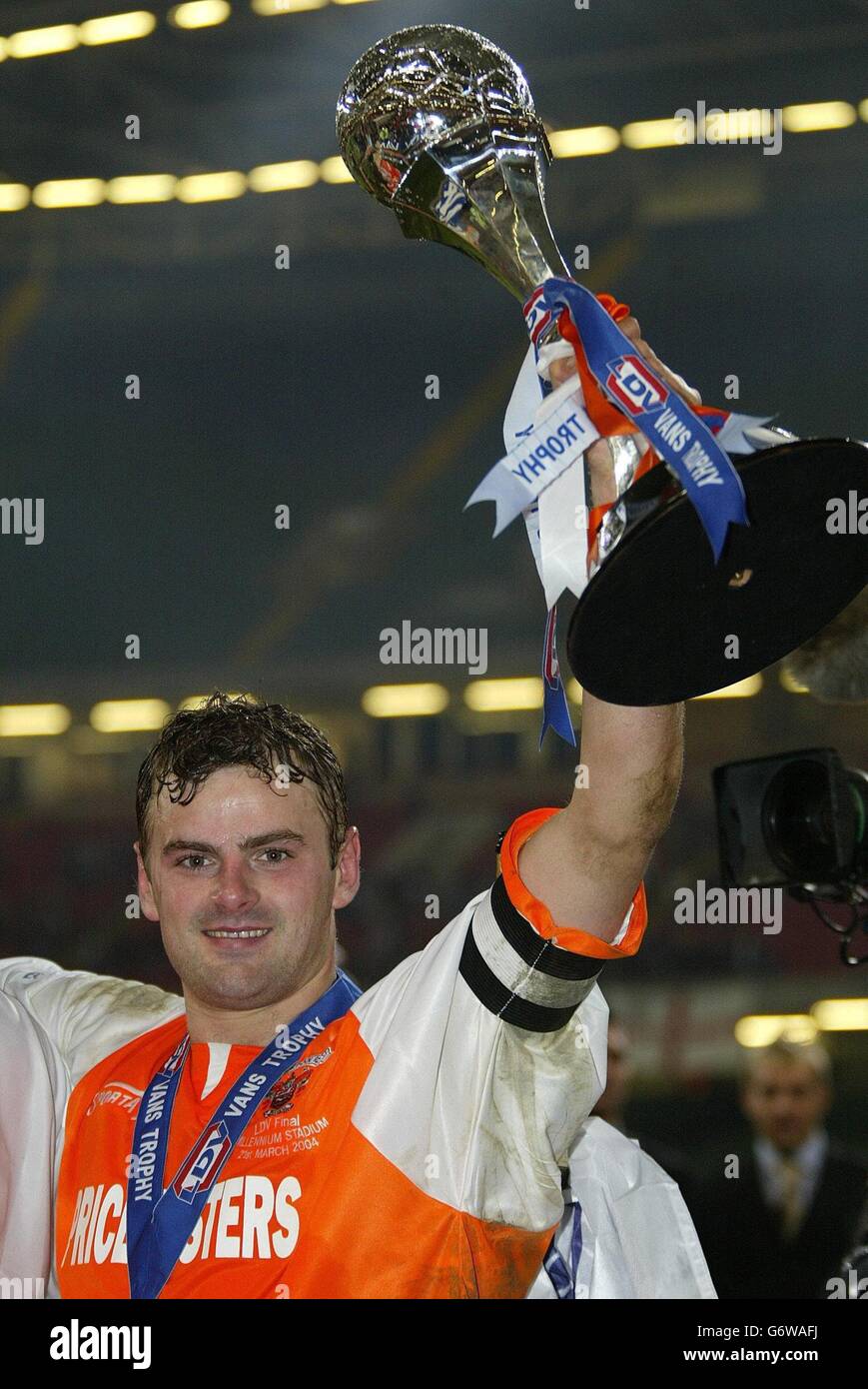 Il capitano di Blackpool Richard Wellens ha vinto il Trofeo dei Vans LDV dopo aver battuto Southend 2.0 nella finale del Trofeo dei Vans LDV al Millennium Stadium di Cardiff. . Foto Stock