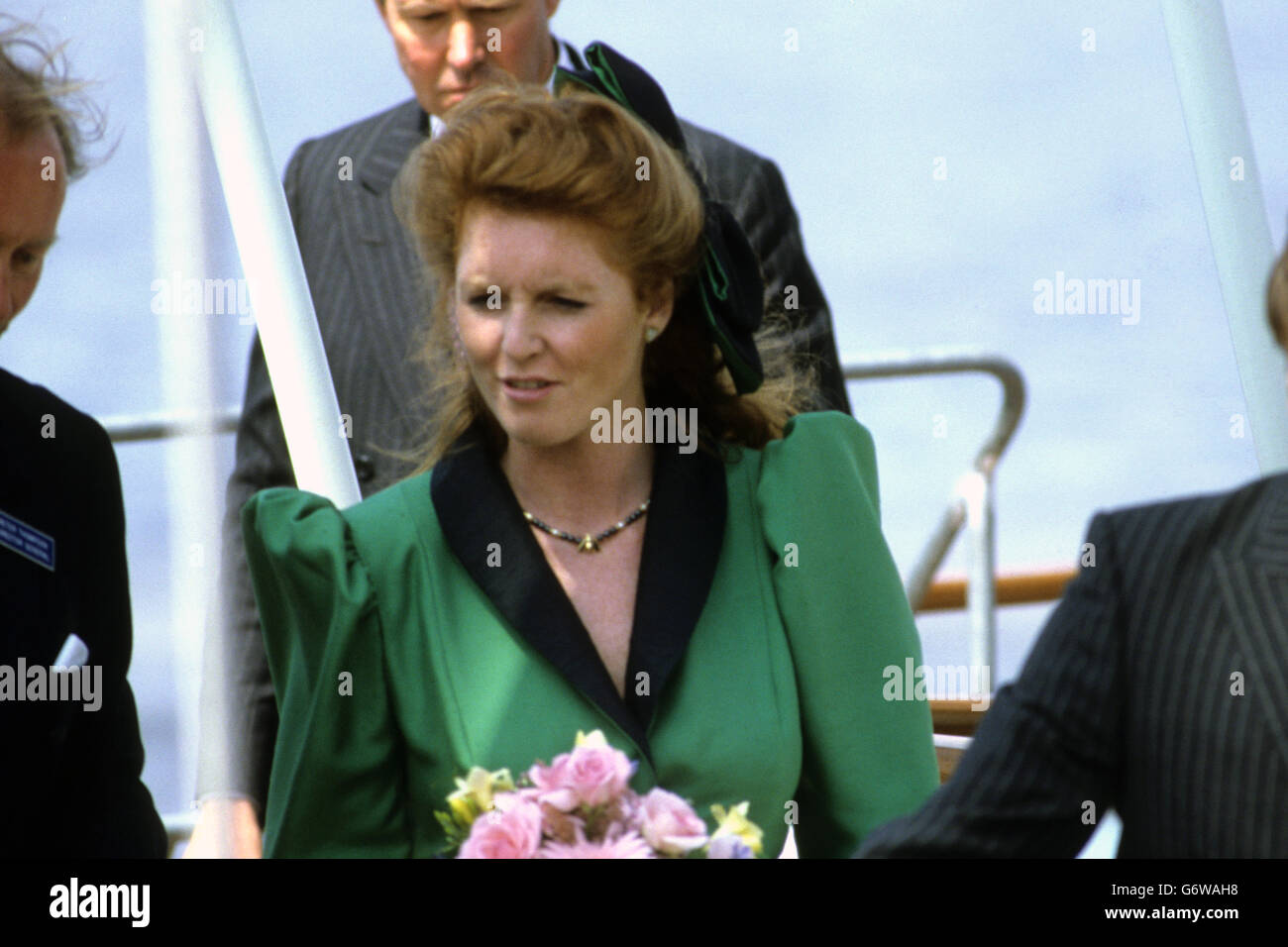 Sarah Ferguson, che sposa il principe Andrew il 23 luglio, raffigurata con un grande arco tra i capelli mentre cammina per Southampton dopo aver preso il nome della nave da addestramento a vela "Lord Nelson". Foto Stock