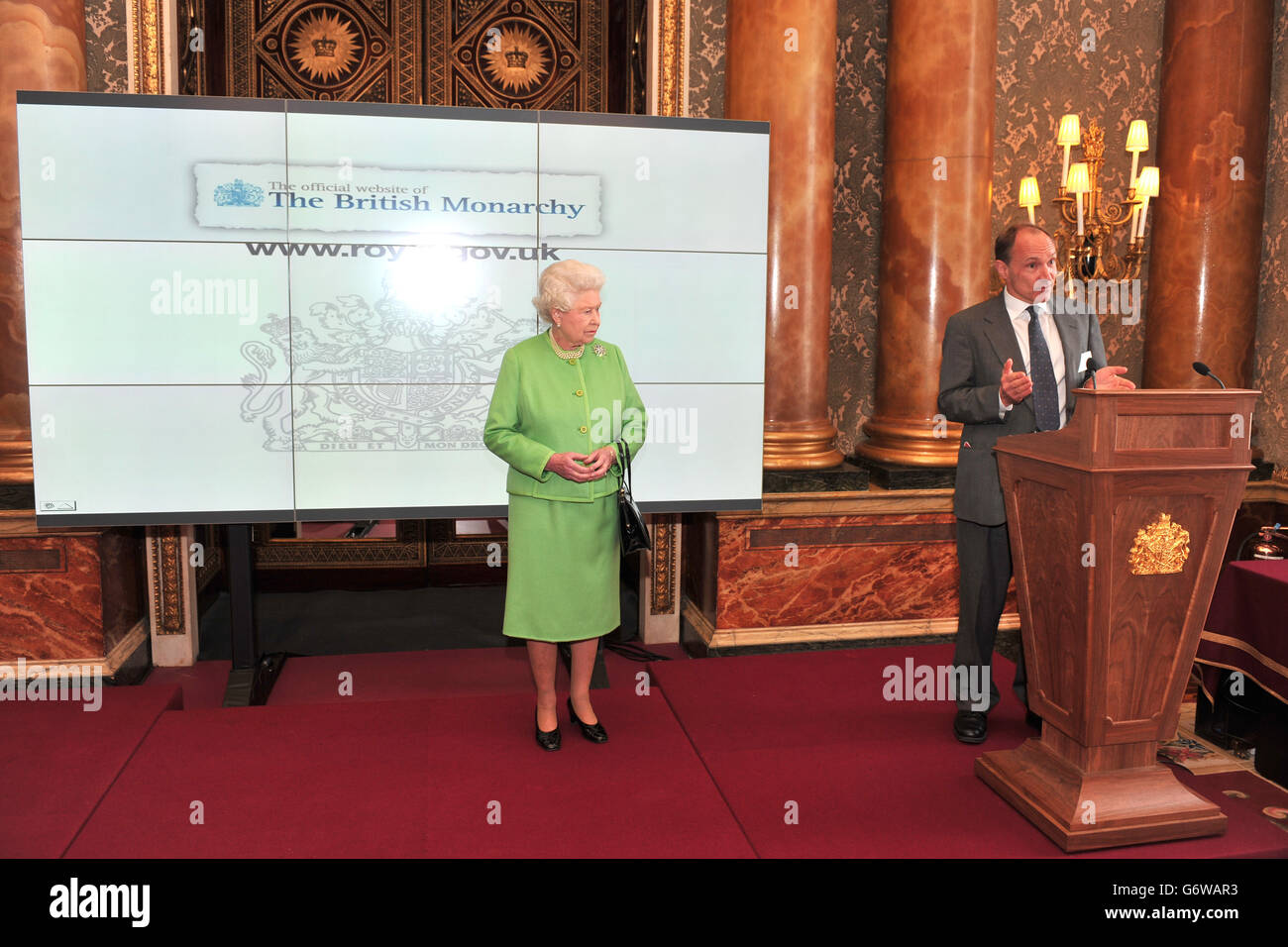 La regina ascolta il suo discorso al lancio del nuovo sito della monarchia britannica, come Sir Tim Berners-Lee, inventore del World Wide Web. Foto Stock