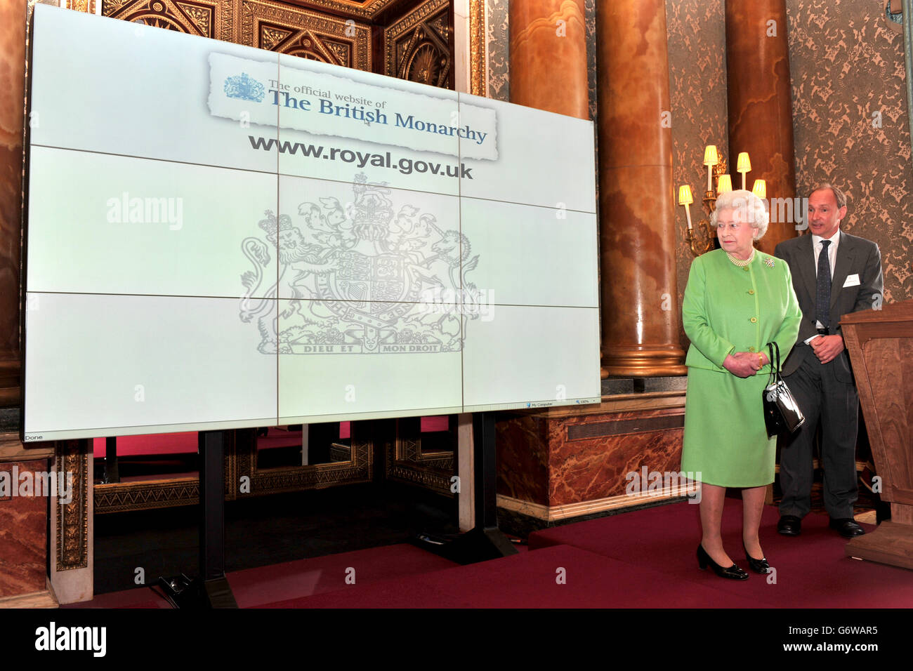 La Regina con l'inventore del World Wide Web Sir Tim Berners-Lee al lancio del nuovo sito web della monarchia britannica. Foto Stock