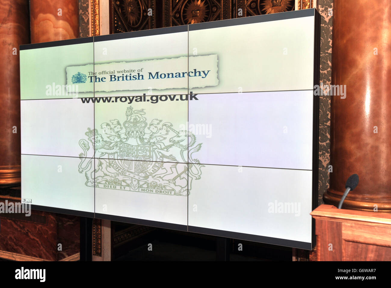La prima pagina del nuovo sito della monarchia britannica al lancio a Buckingham Palace. Foto Stock
