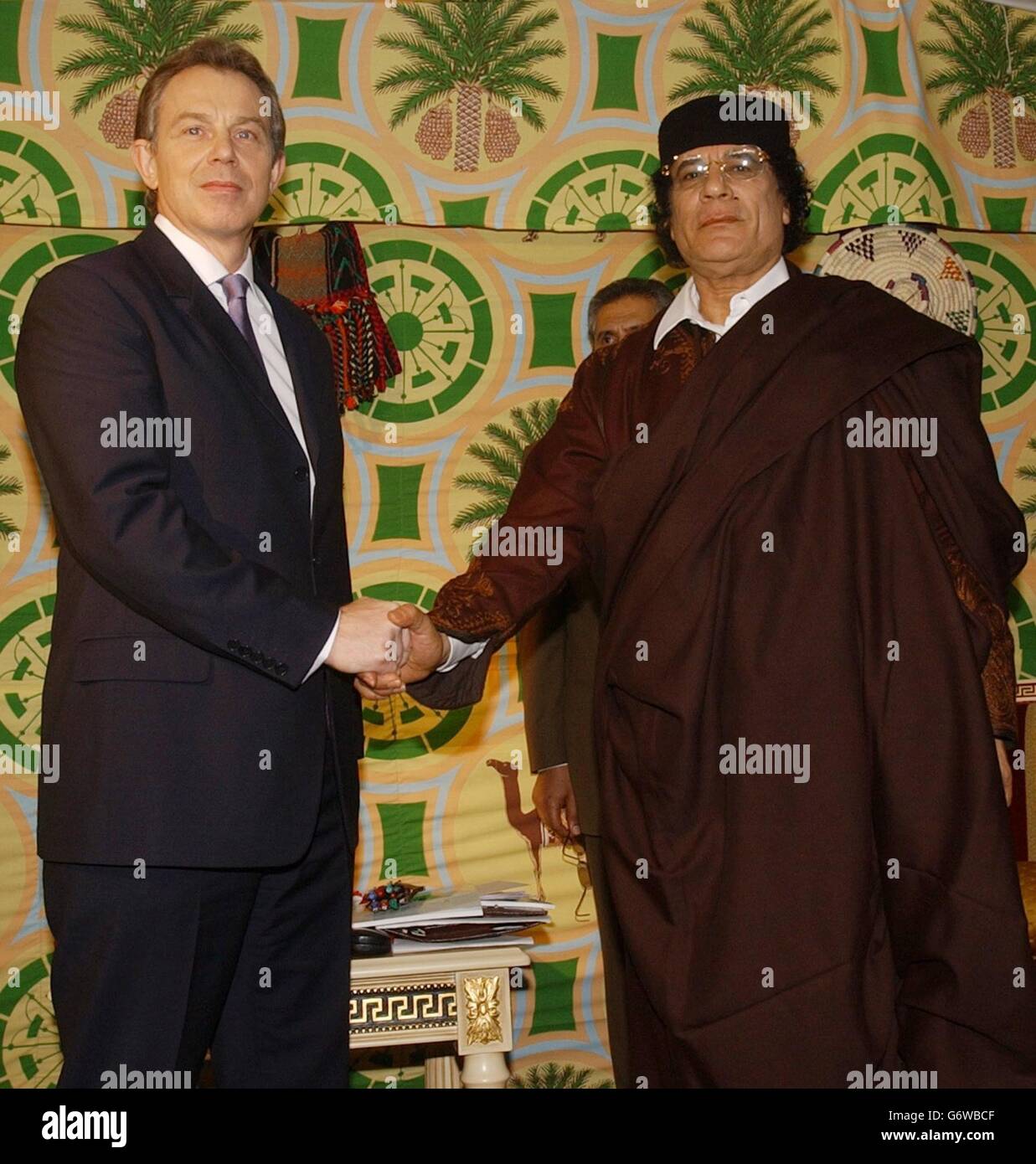 Tony Blair e il colonnello Gheddafi Foto Stock