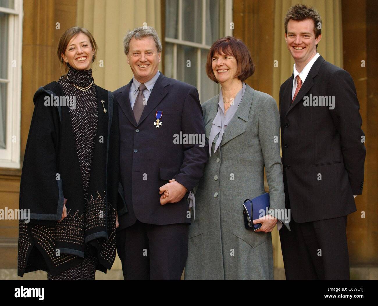 Robert Kime, il designer d'interni del Principe del Galles dopo essere stato presentato con un prestigioso onore dal Principe, in piedi per la Regina, a Buckingham Palace, Londra. È accompagnato dalla moglie Helen, dalla figlia Hannah e dal figlio Tom. Il sig. Kime, che ha rifasato le case del principe ad Highgrove nelle Cotswolds e Clarence House - ex residenza della Regina Madre di Londra - ha ricevuto un LVO (tenente dell'Ordine reale Vittoriano) che è nel dono personale della Regina. Foto Stock