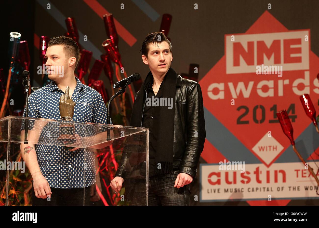 Alex Turner di Arctic Monkeys raccoglie il premio per la miglior Live Band ai NME Awards 2014, alla Brixton Academy di Londra. Foto Stock